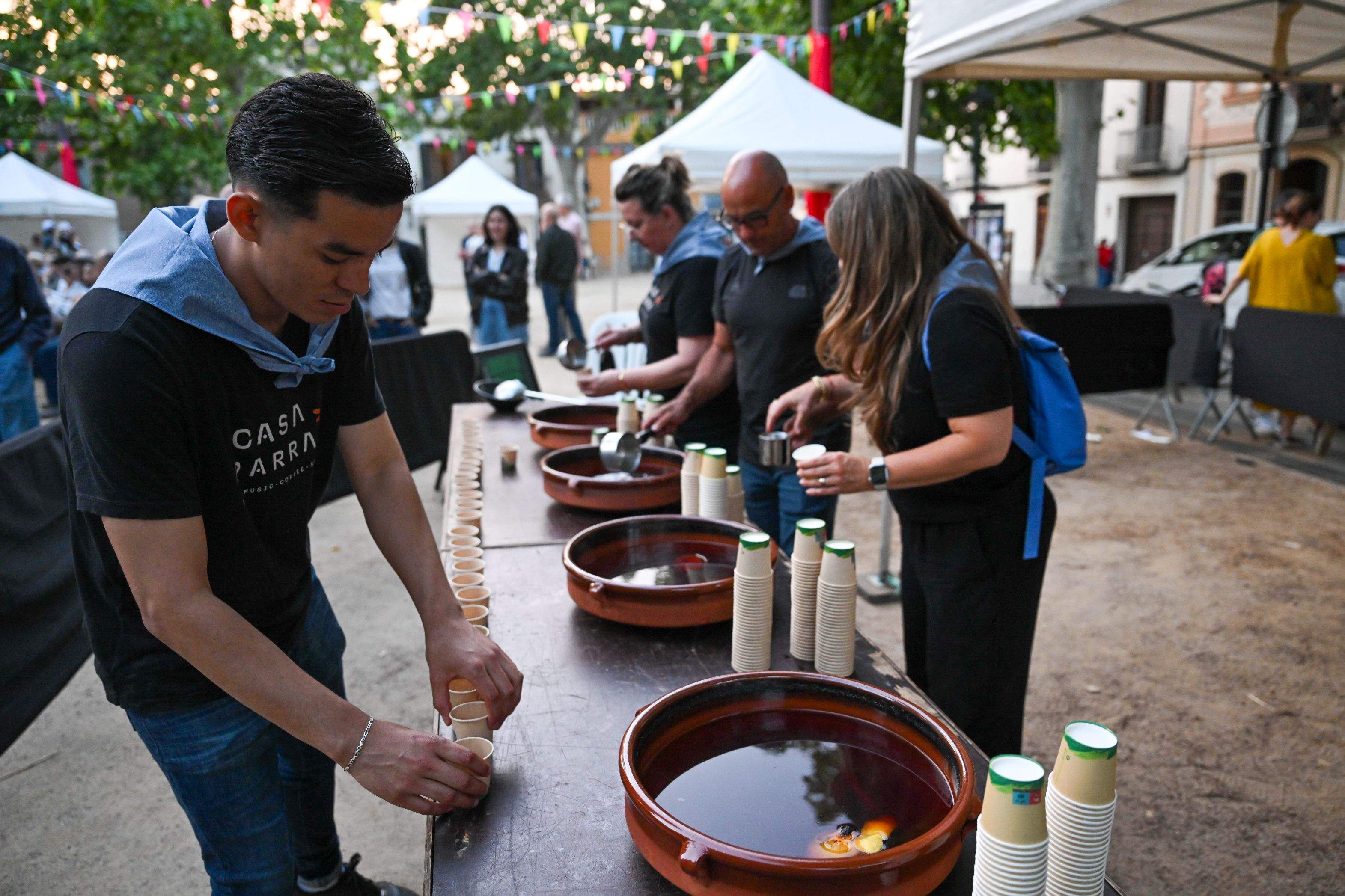 Havaneres a la Festa del TOT Sant Cugat, amb el rom cremat de Casa Parra FOTO: Albert Canalejo
