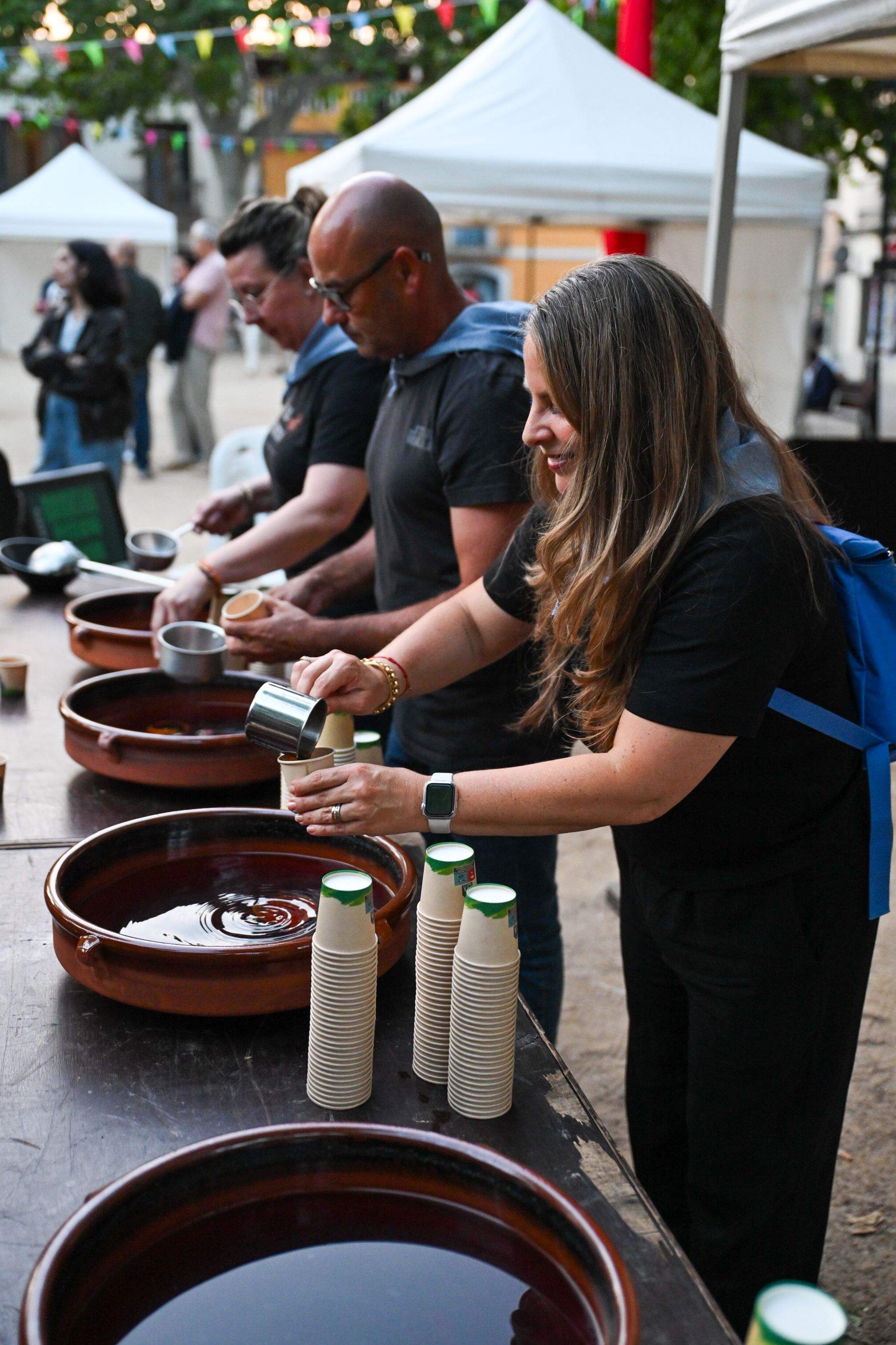 Havaneres a la Festa del TOT Sant Cugat, amb el rom cremat de Casa Parra FOTO: Albert Canalejo
