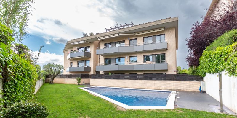 Piscina a la zona comunitària del pis amb vistes al Parc Central de Sant Cugat disponible a Amat Immobiliaris. FOTO: Cedida