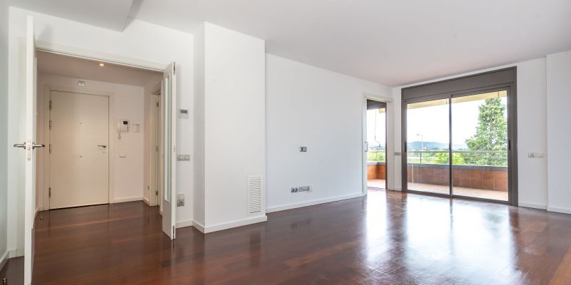 Saló-menjador del pis amb vistes al Parc Central de Sant Cugat disponible a Amat Immobiliaris. FOTO: Cedida