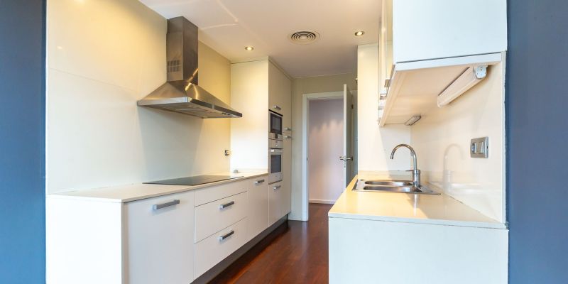 Cuina del pis amb vistes al Parc Central de Sant Cugat disponible a Amat Immobiliaris. FOTO: Cedida