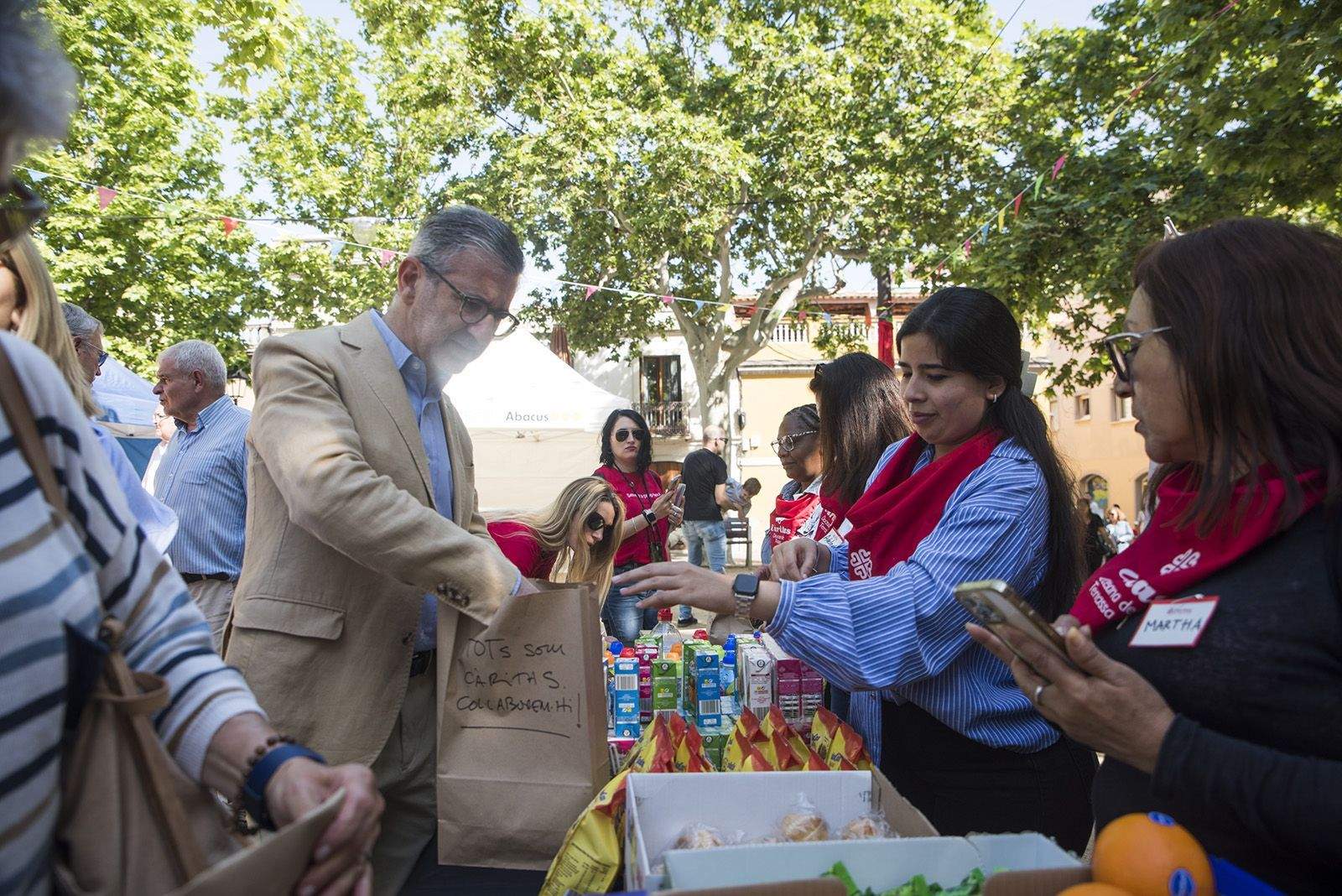 L'alcalde Josep Maria Vallès participa en la preparació de l'esmorzar per al menjador social de Càritas. FOTO: Bernat Millet