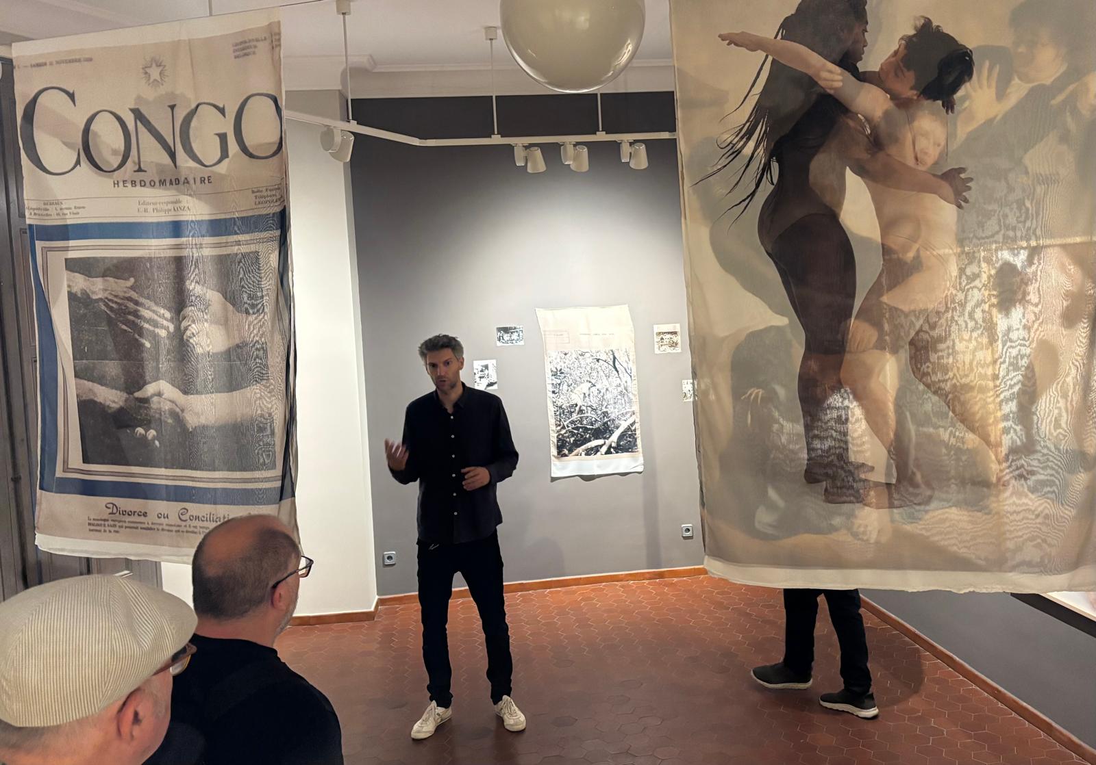 Bernat Millet a l'exposició 'Usus Fructus Abusus' a Cal Gerrer. FOTO: JR Armadàs