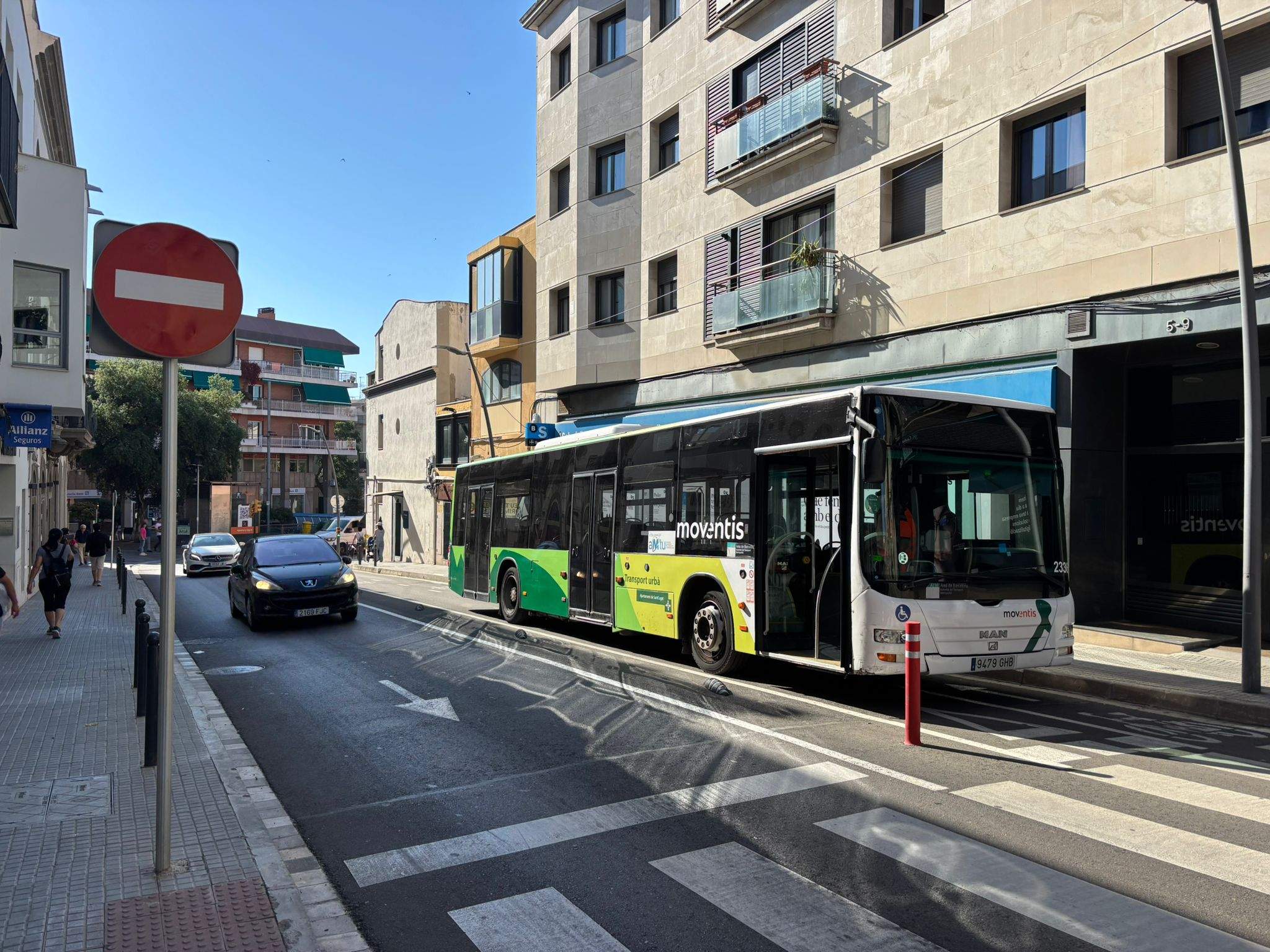 El conductor de l'autobús ha pogut estacionar-lo al carril bici. FOTO: JR Armadàs