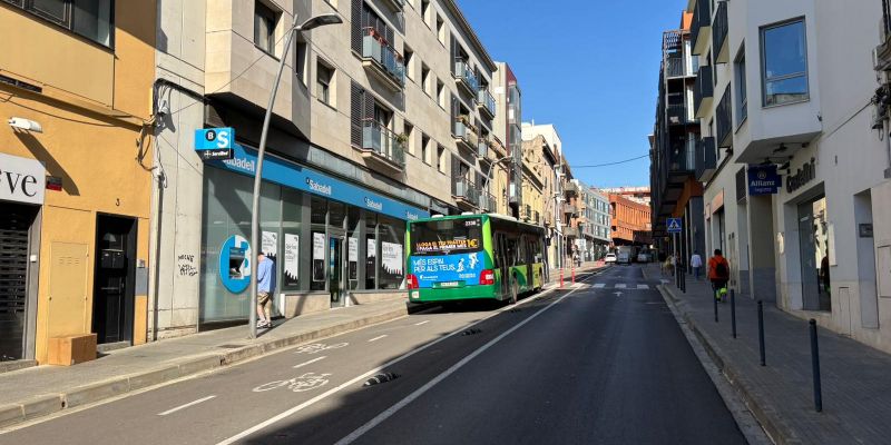 El conductor de l'autobús ha pogut estacionar-lo al carril bici. FOTO: JR Armadàs