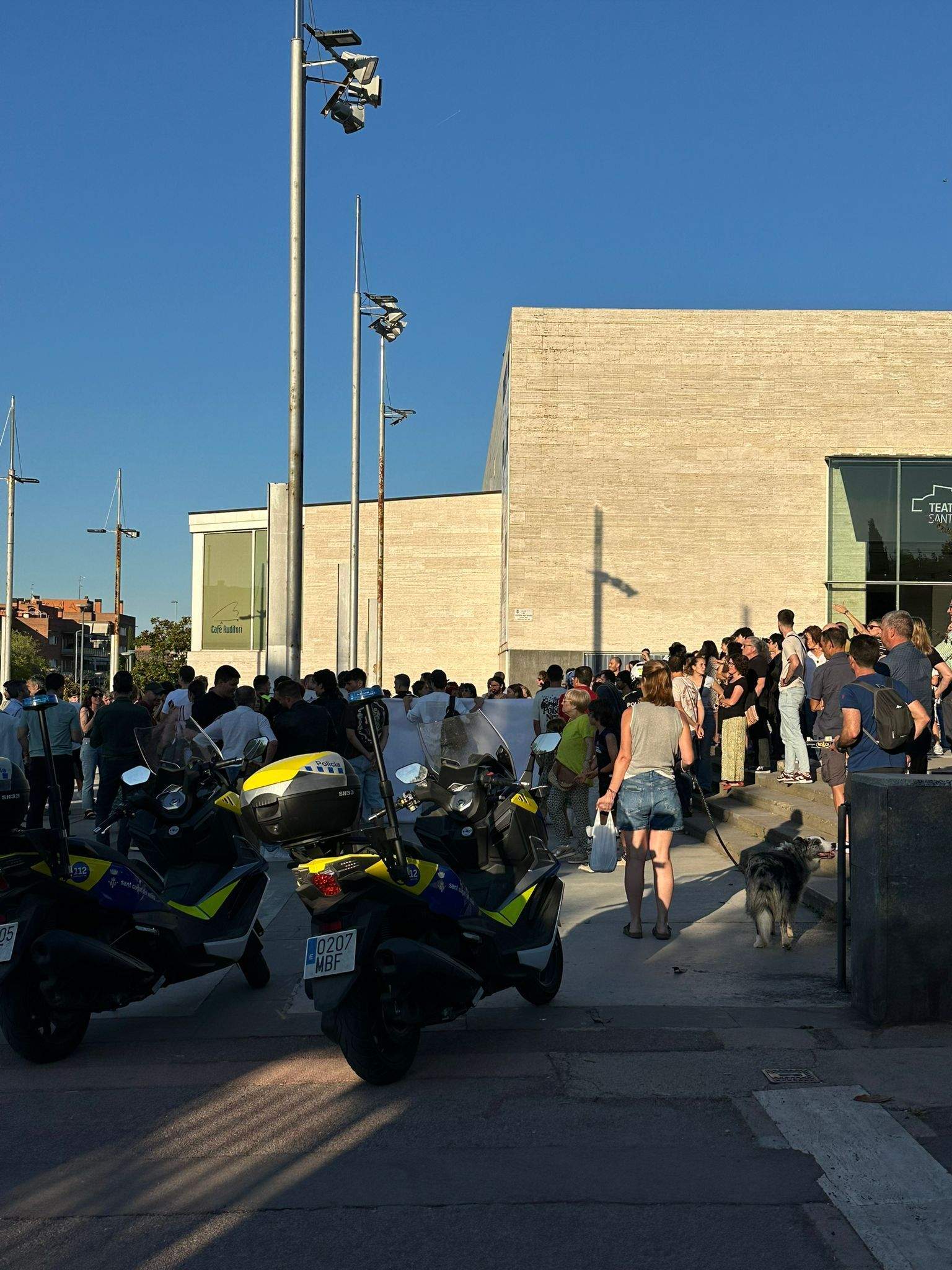 Manifestació davant el Teatre-Auditori. FOTO: Cedida