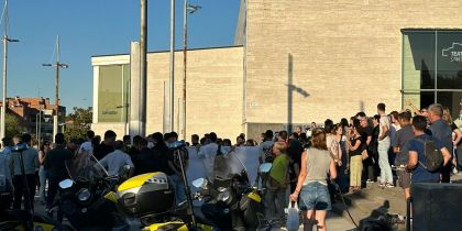 Manifestació davant el Teatre-Auditori. FOTO: Cedida