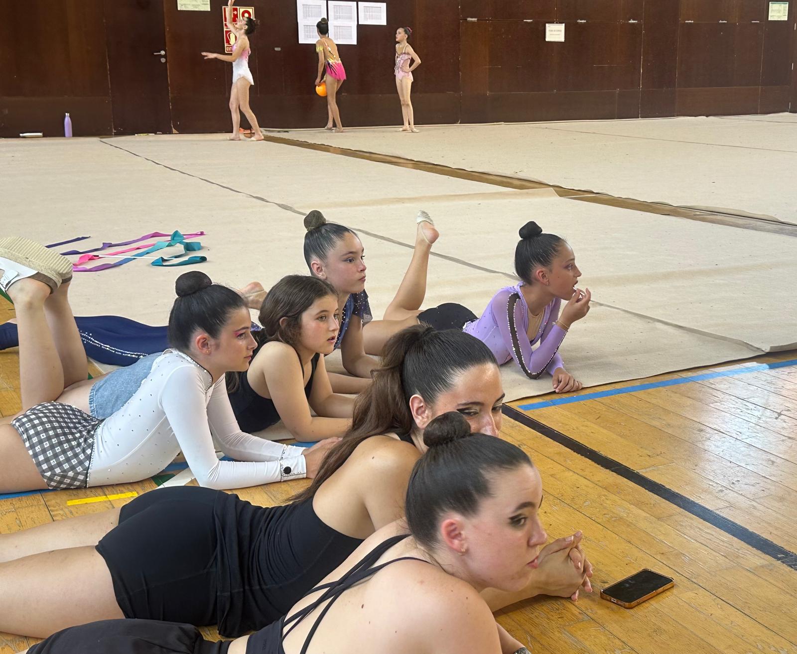 Algunes gimnastes observant les actuacions. FOTO: Lluna Fabregat