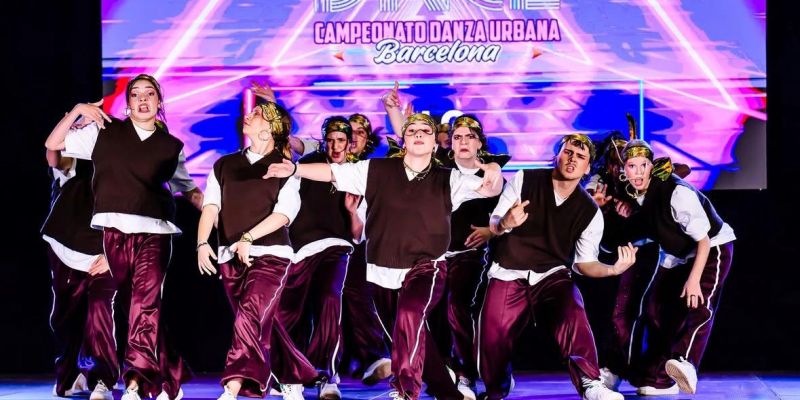 L'equip de categoria Absoluta de Global Movement. FOTO: @globalmovement__