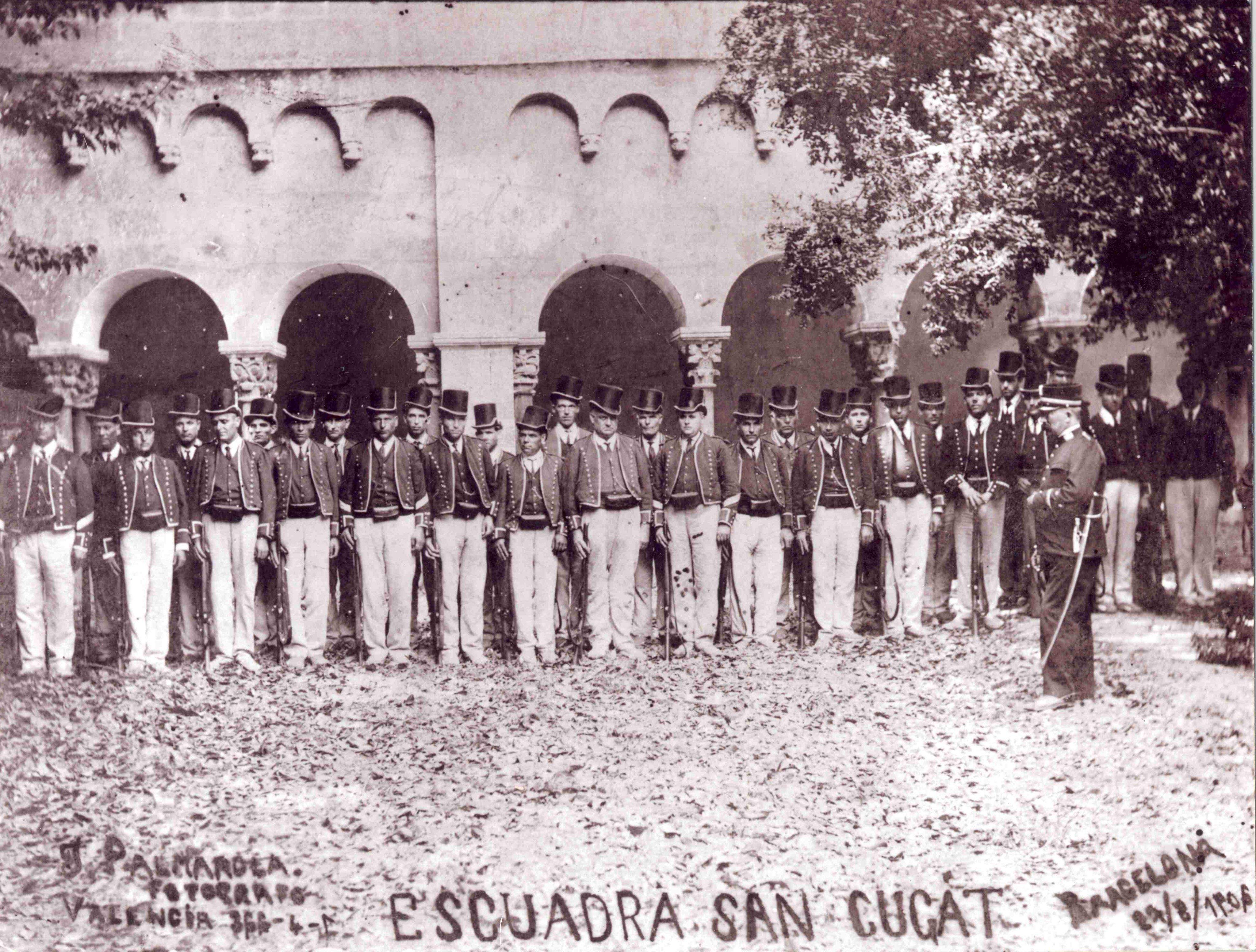 Esquadra de Sant Cugat del Vallès de l'any 1906 al Monestir. FOTO: @mossos