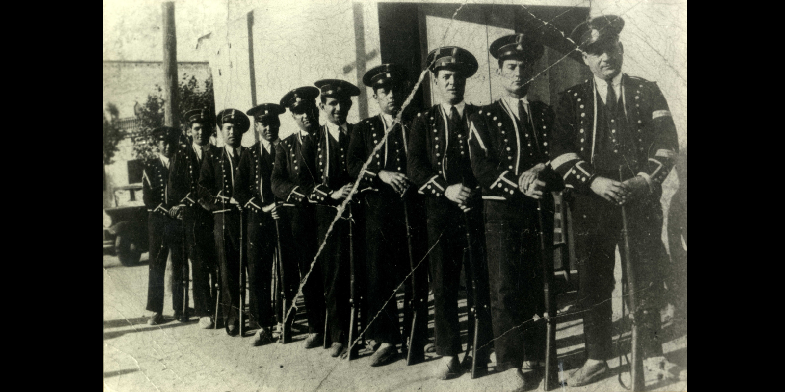 Formació de l’esquadra de Sant Cugat del Vallès de l'any 1932. FOTO: @mossos