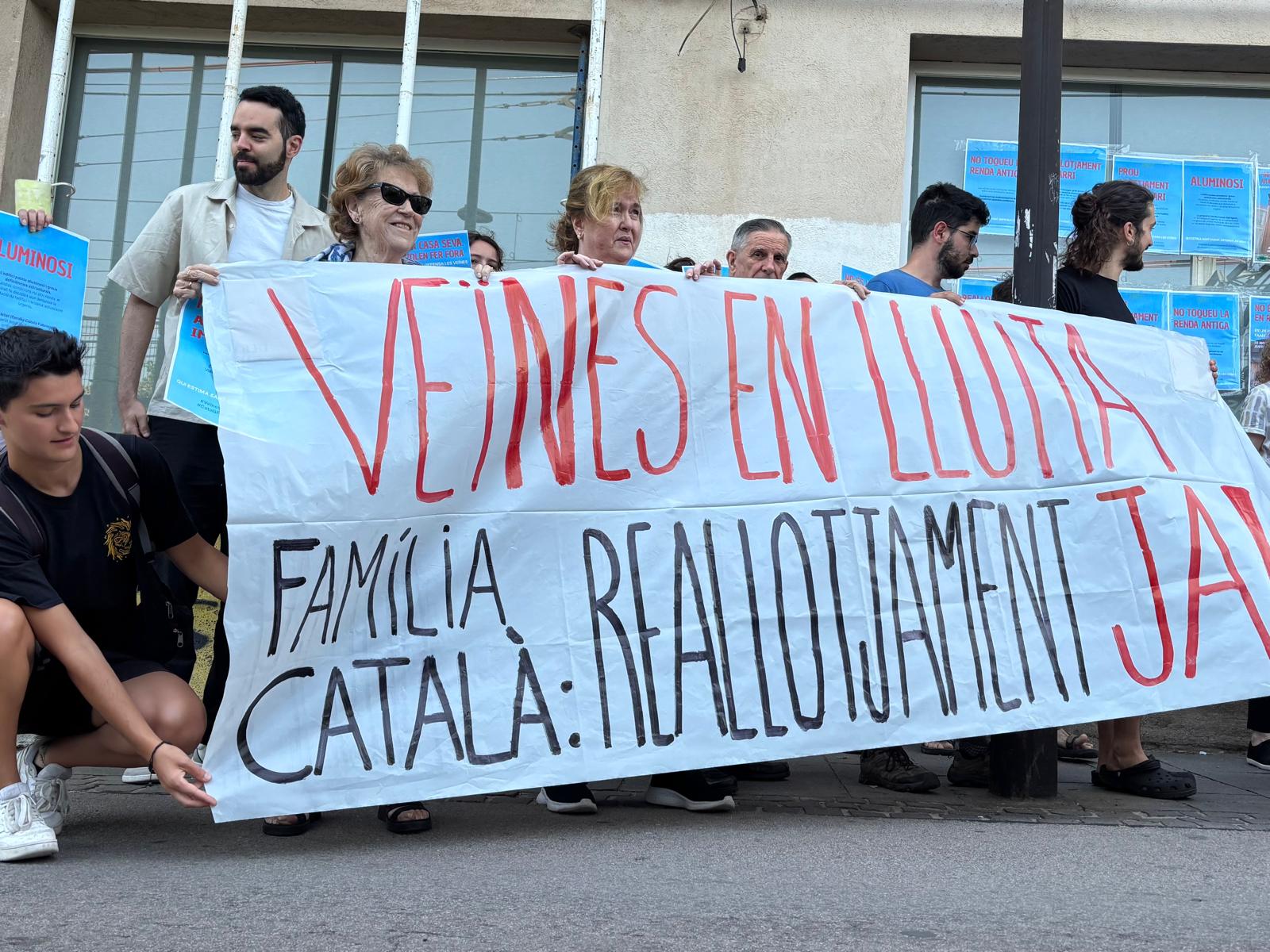 La concentració veïnal ha estat convocada pel Sindicat de Llogateres. FOTO: JR Armadàs