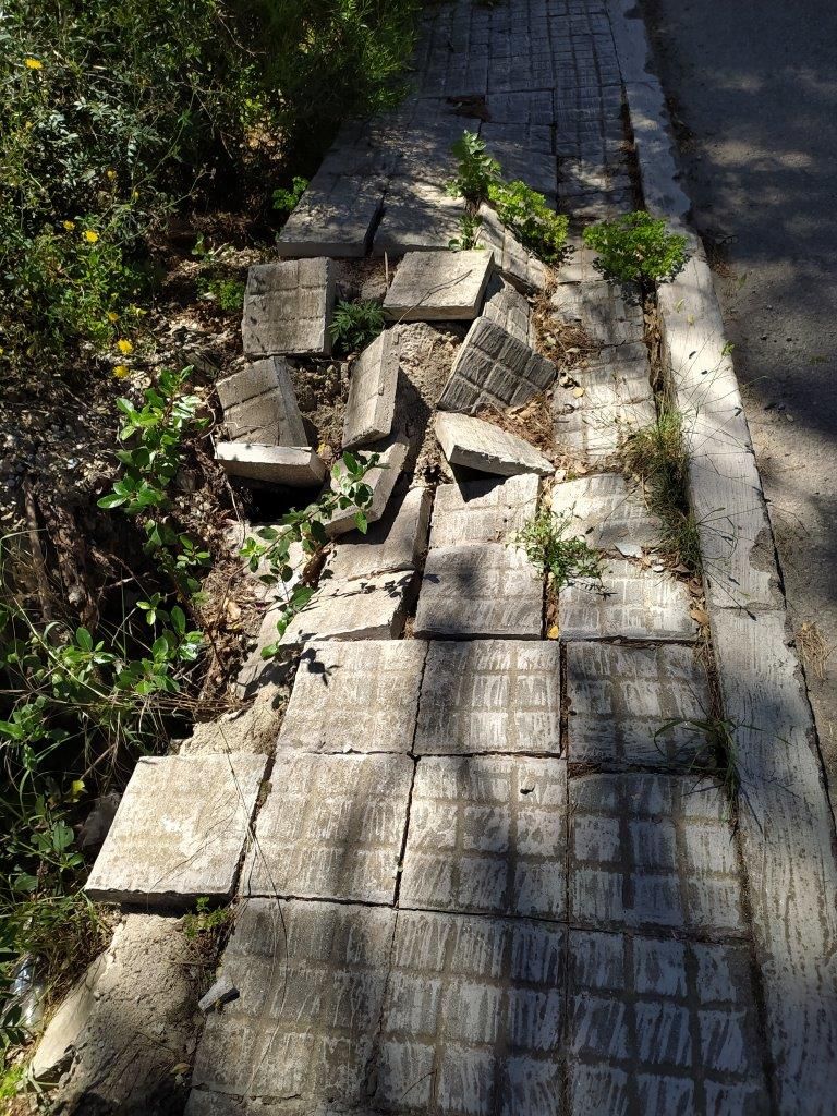 Voreres de l’avinguda del Montseny. FOTO: Magda Busquets