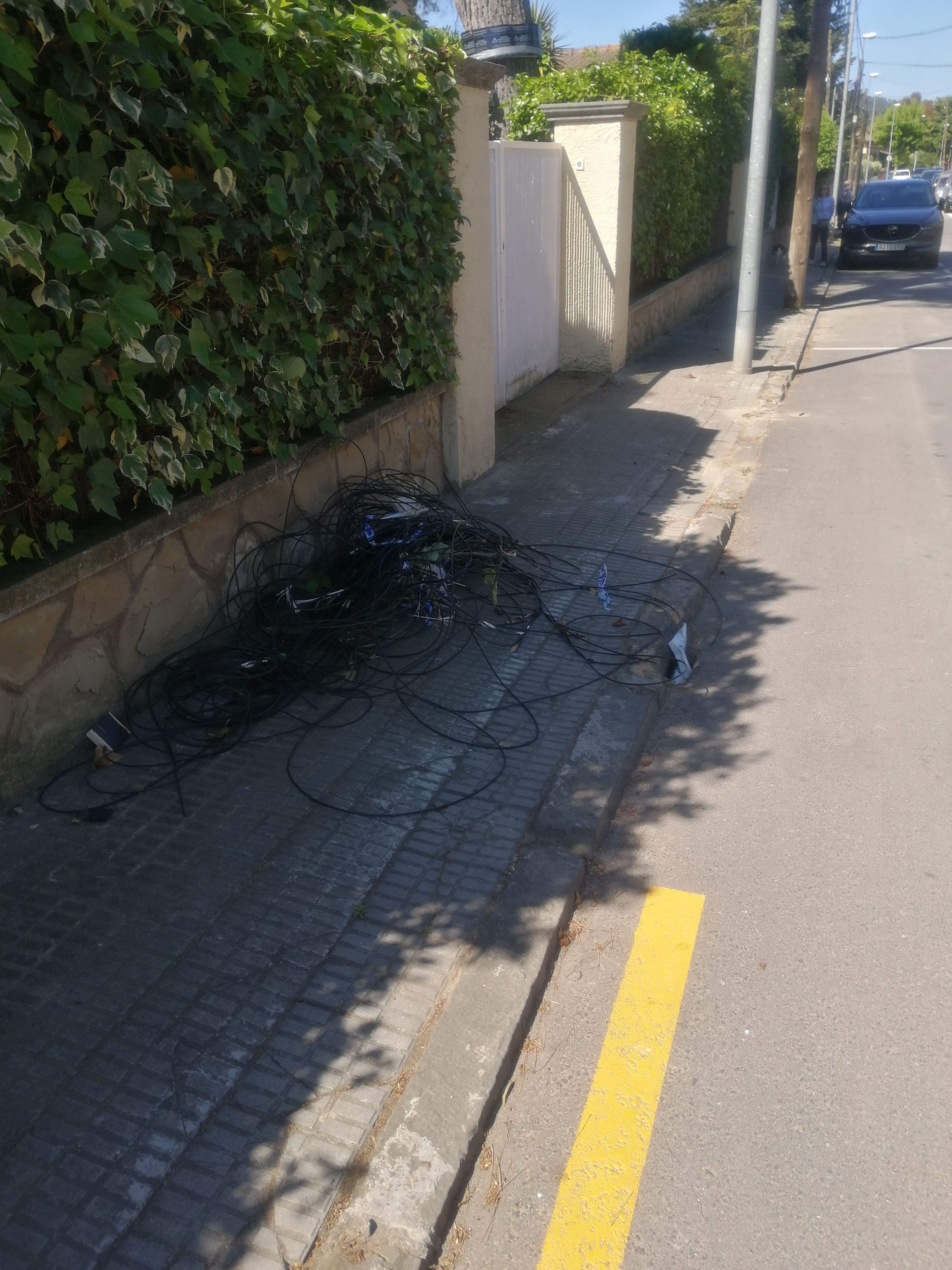 Restes de cables de telefonia abandonats. FOTO: Jose Maria Garreta