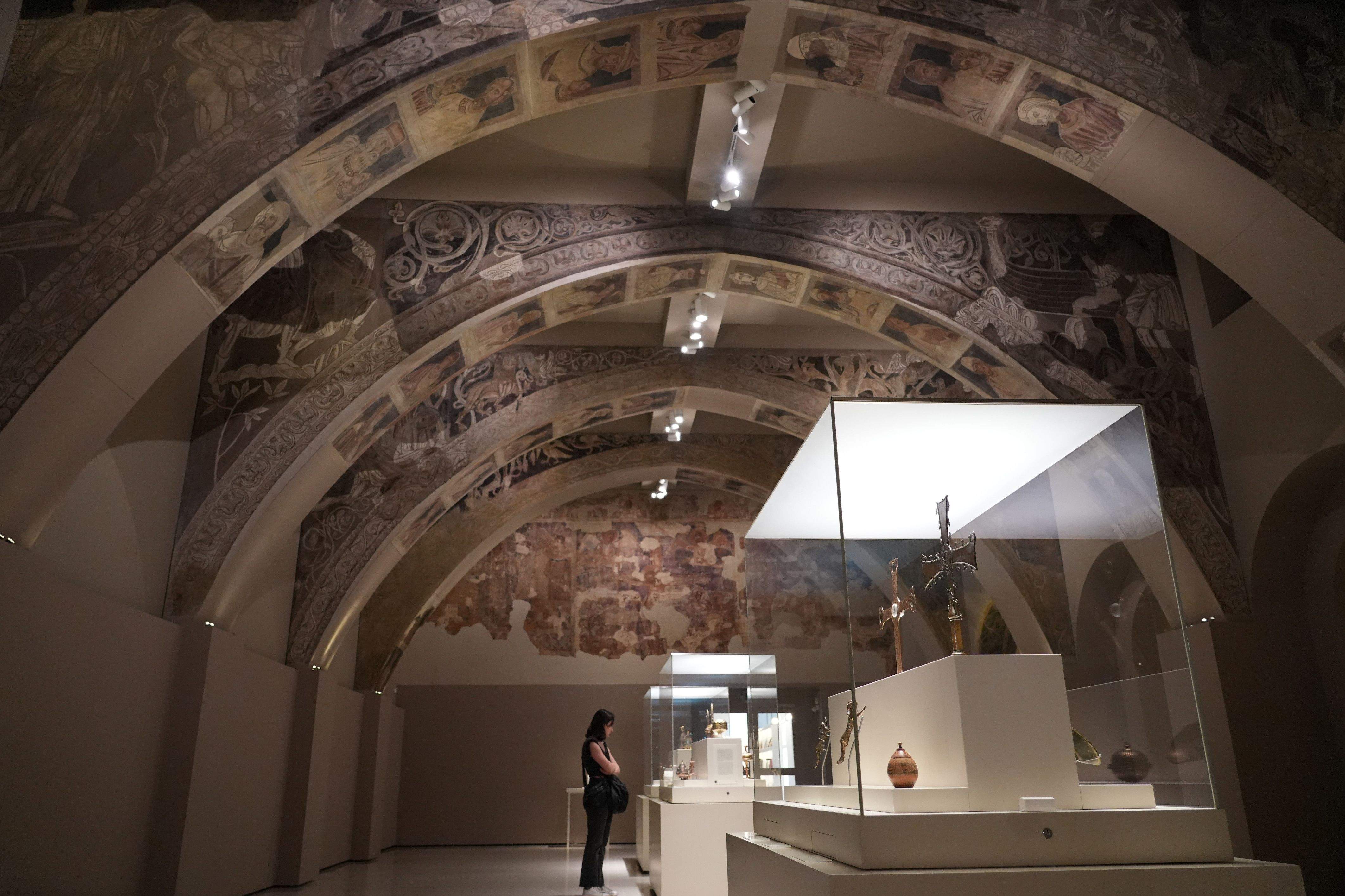 La sala on es troben les pintures murals de Sixena exposades al MNAC. FOTO: ACN