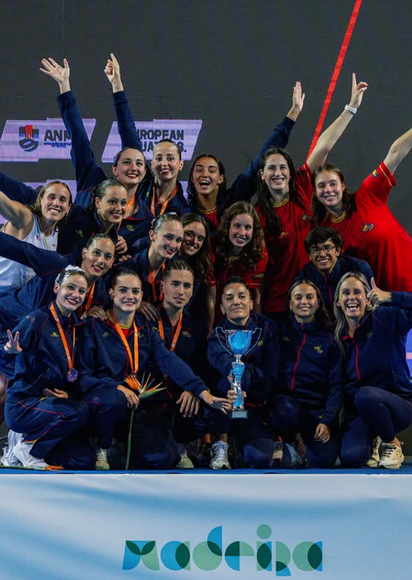 Paula Ramírez amb l'equip de natació sincronitzada. FOTO: @paularami