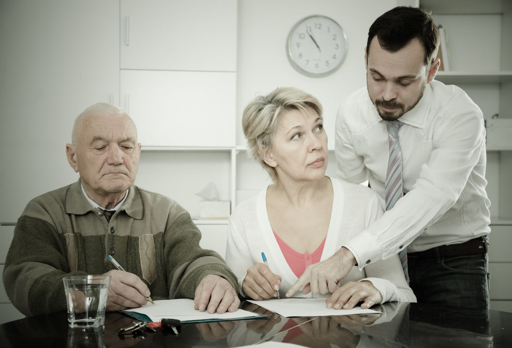 Les persones cuidadores, moltes vegades familiars, enfronten desafiaments considerables per a brindar assistència adequada