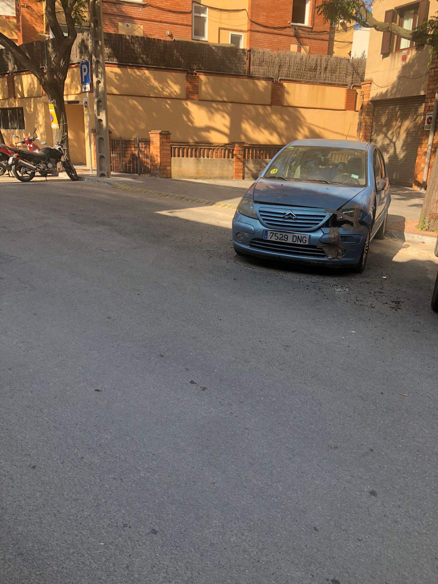 Un altre vehicle abandonat al carrer San Magí. FOTO: Jose Luis Pesado