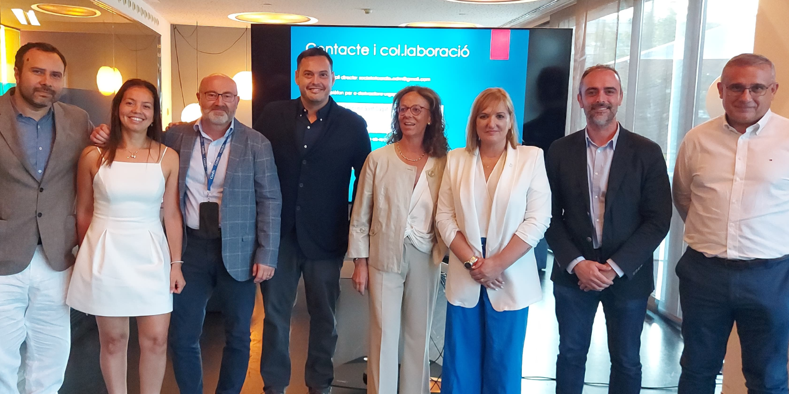 Foto de família de l'equip de l'Institut de cardiologia clínica i intervencionista del Vallès amb la regidora Núria Fernàndez i l'administrador del Policlínic Sant Cugat, Dr. Vàzquez. FOTO: TOT