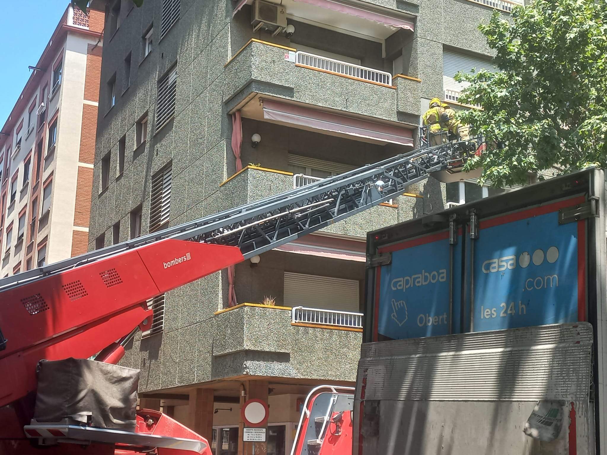 Ha caigut un tros de façana d'un edifici de la rambla de Ribatallada. FOTO: TOT Sant Cugat
