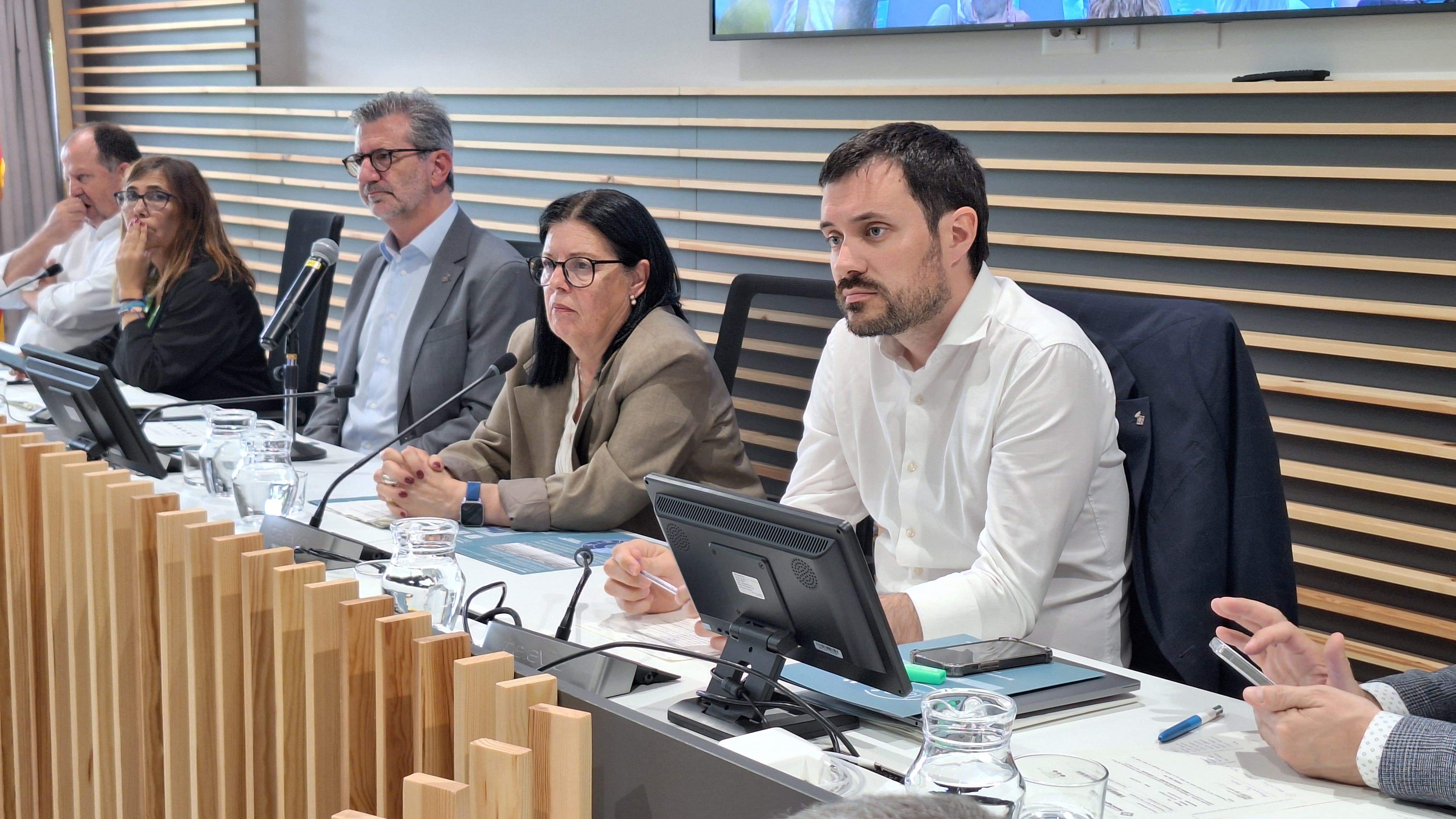 Al centre, Helena López, durant la presentació de l'informe de la sindicatura de greuges 2024. FOTO: Ajuntament