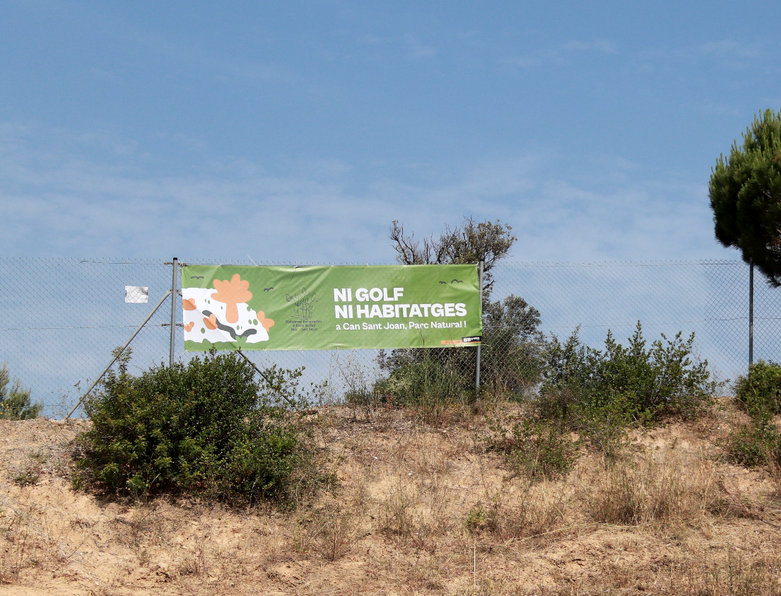 'Ni golf ni habitatges', lema de la Plataforma Reconvertim el Camp de Golf FOTO: Cedida
