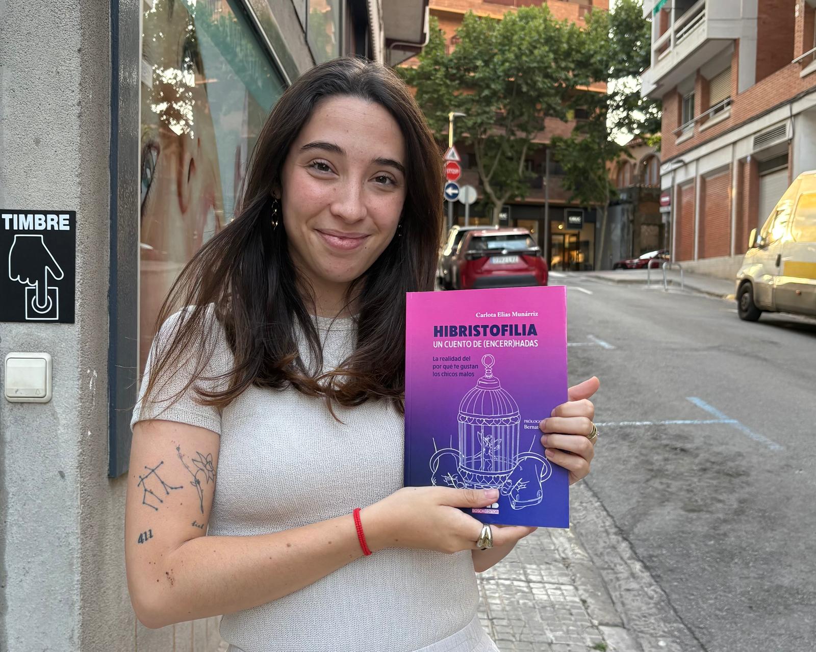 Carlota Elias i el seu nou llibre. FOTO: Cedida