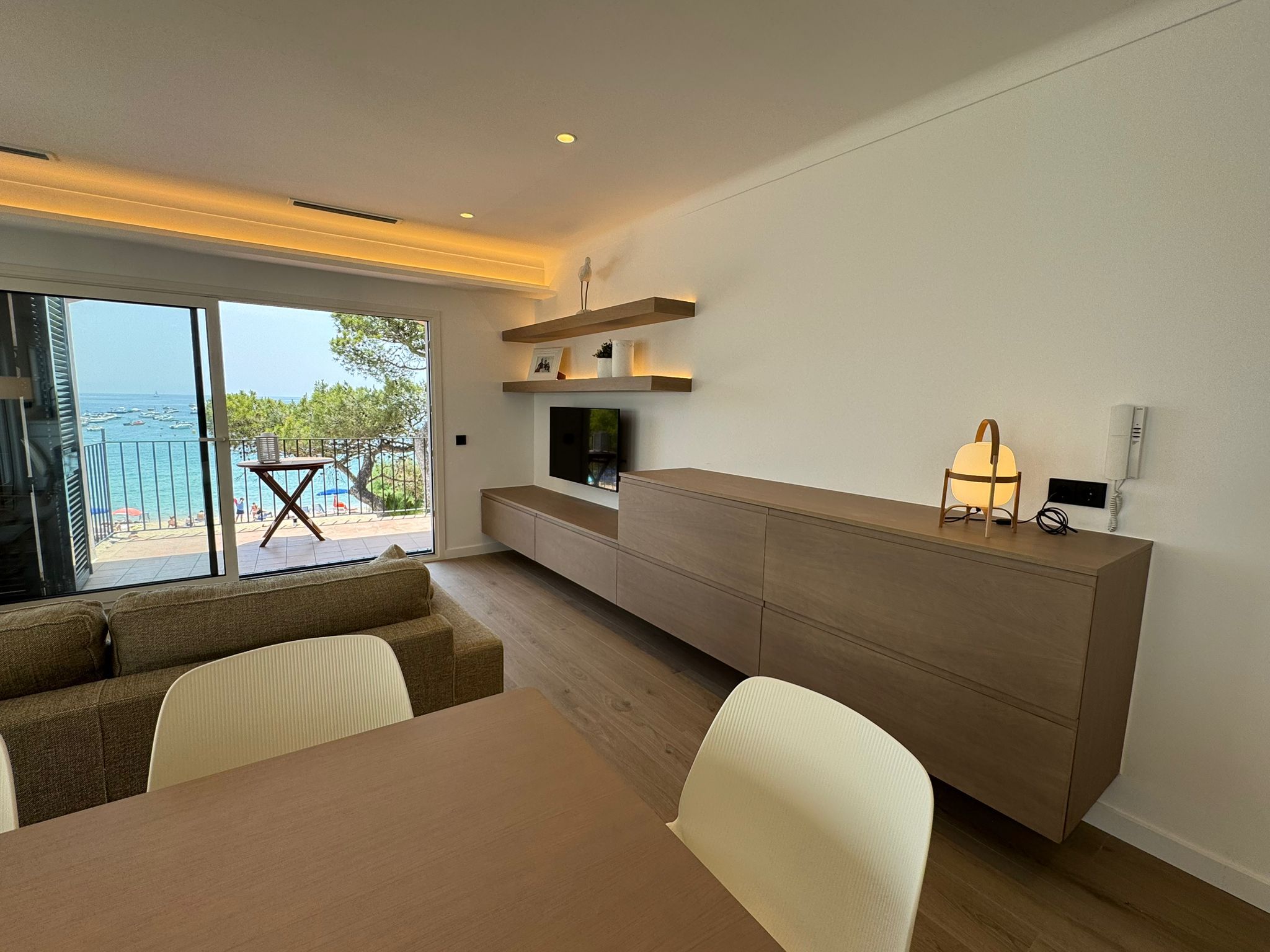 La sala d'estar de l'habitatge destaca per integrar colors i materials FOTO: Cedida