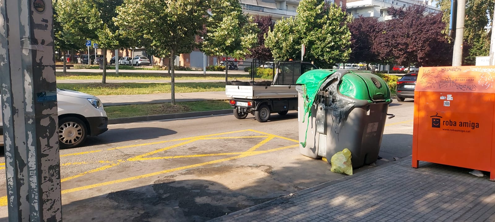 Els contenidors cremats a la rambla del Celler es van retirar FOTO: TOT