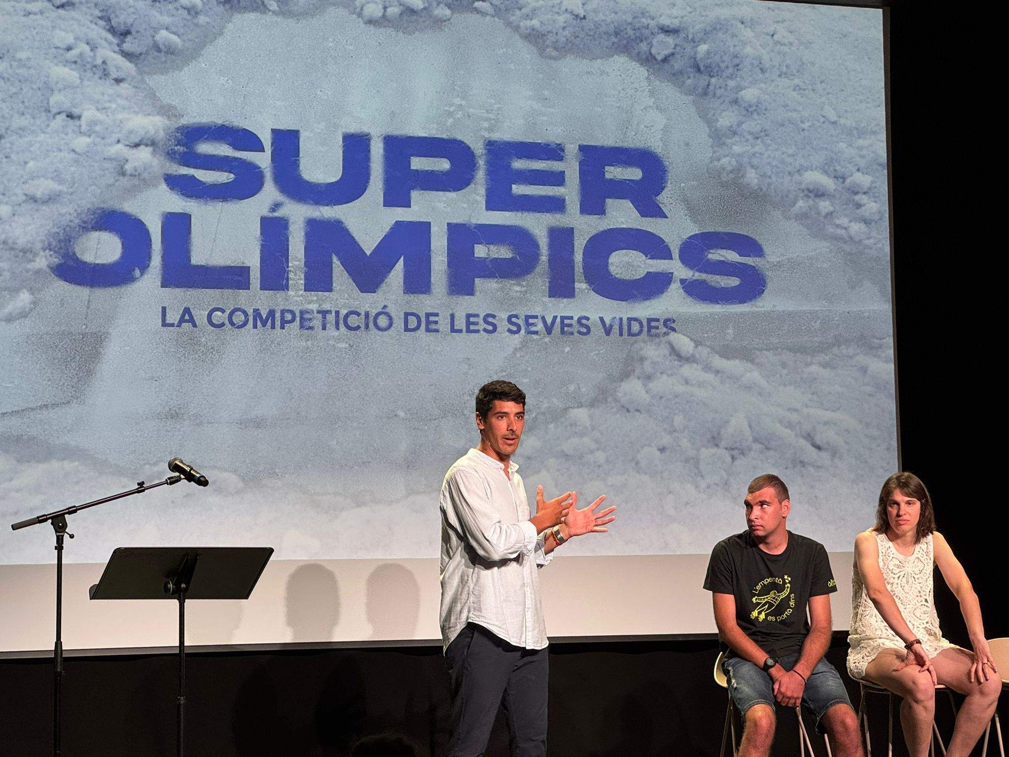 Marc Marbà en la preestrena del documental amb els protagonistes, Pol Puiggener i Anna Coromina. FOTO: TOT Sant Cugat