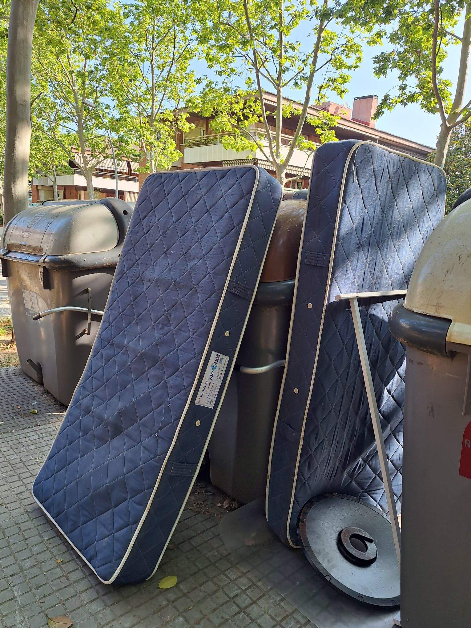 Basura de voluminosos alrededor de contenedores. FOTO: Joaquín Mir Feliu