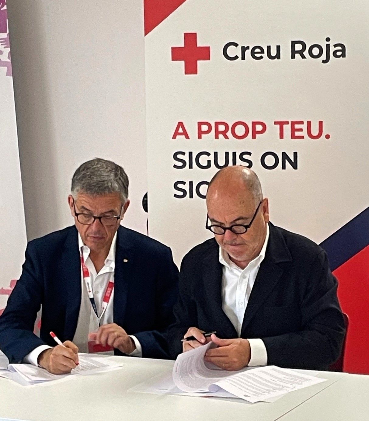 Sant Cugat Empresarial i la Creu Roja Sant Cugat signen un conveni de col·laboració. FOTO: Cedida