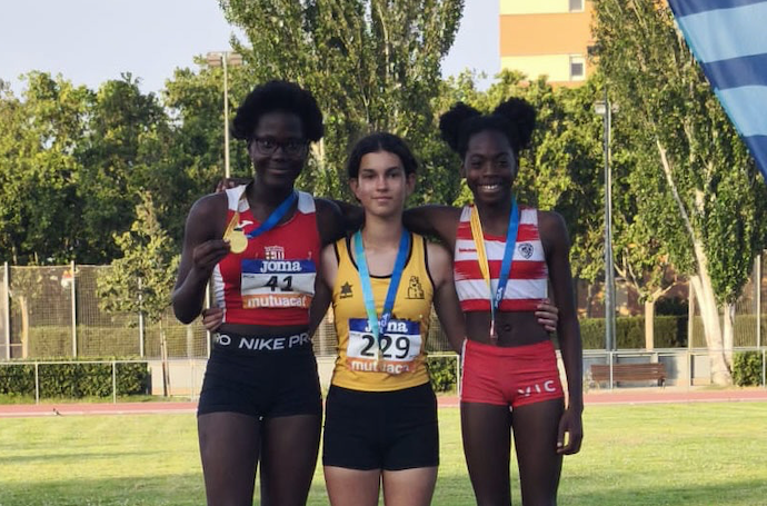 Jana Caparrós, al centre de la imatge, va guanyar el Campionat de Catalunya d'atletisme sub-14 en el salt d'alçada. FOTO: Cedida