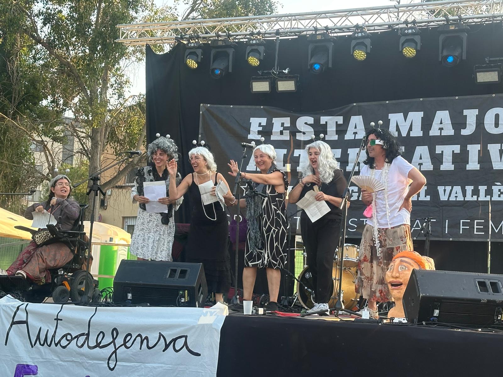 La Festa Major Alternativa comença amb un pregó en defensa de l’ús dels espais públics. FOTO: Lluna Fabregat