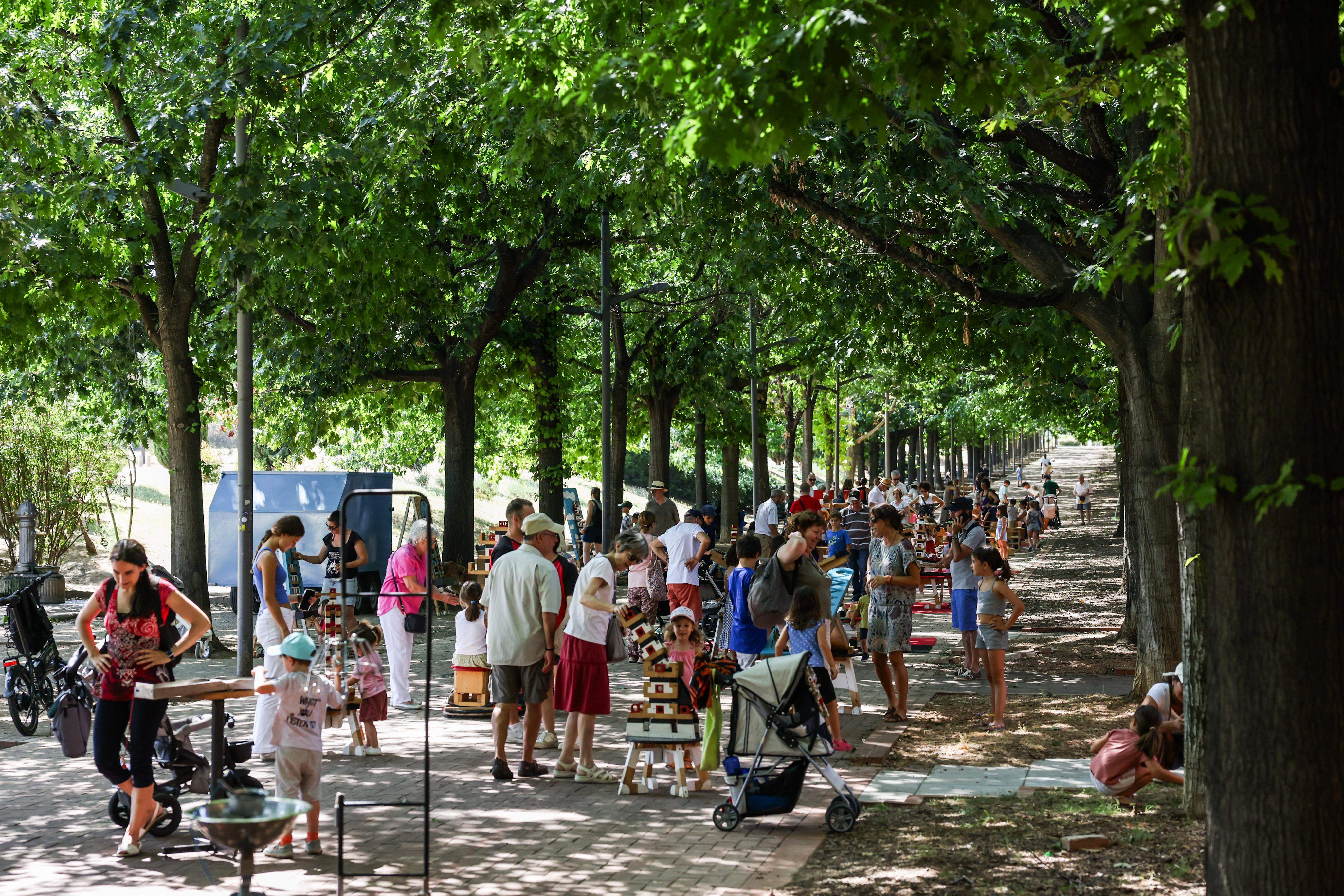 Jocs a l'ombra en família. FOTO: Ajuntament