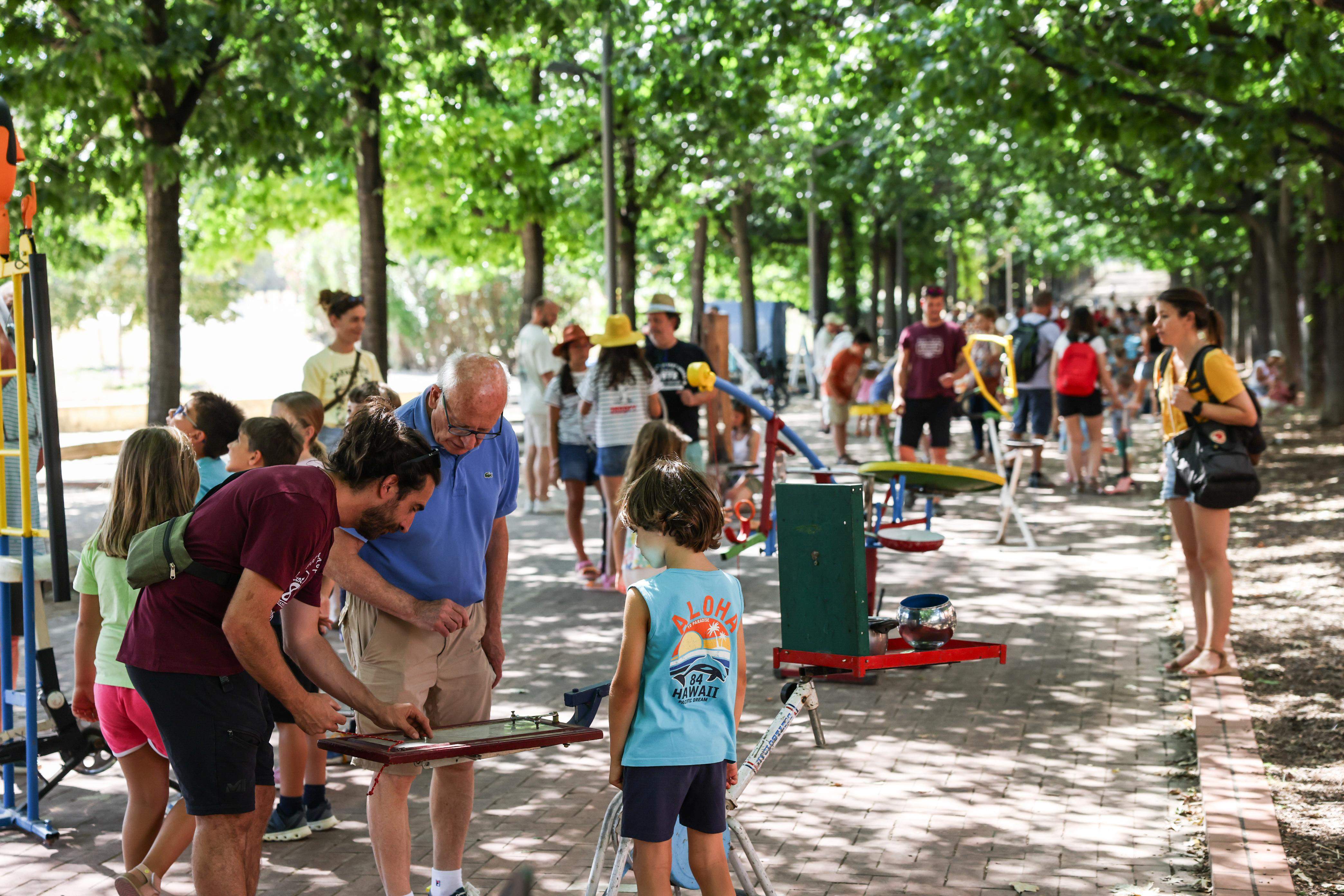 Jocs a l'ombra en família. FOTO: Ajuntament