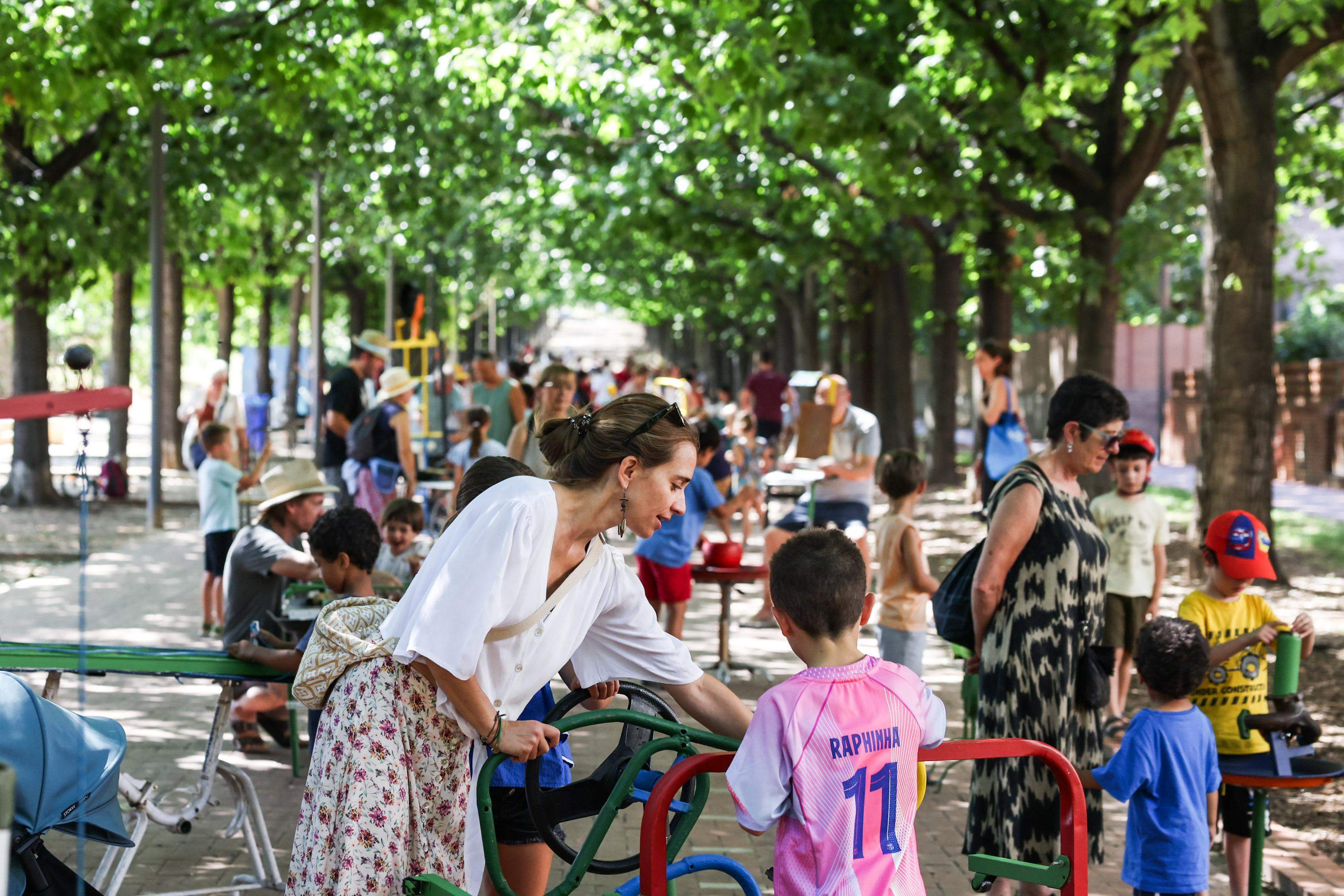 Jocs a l'ombra en família. FOTO: Ajuntament