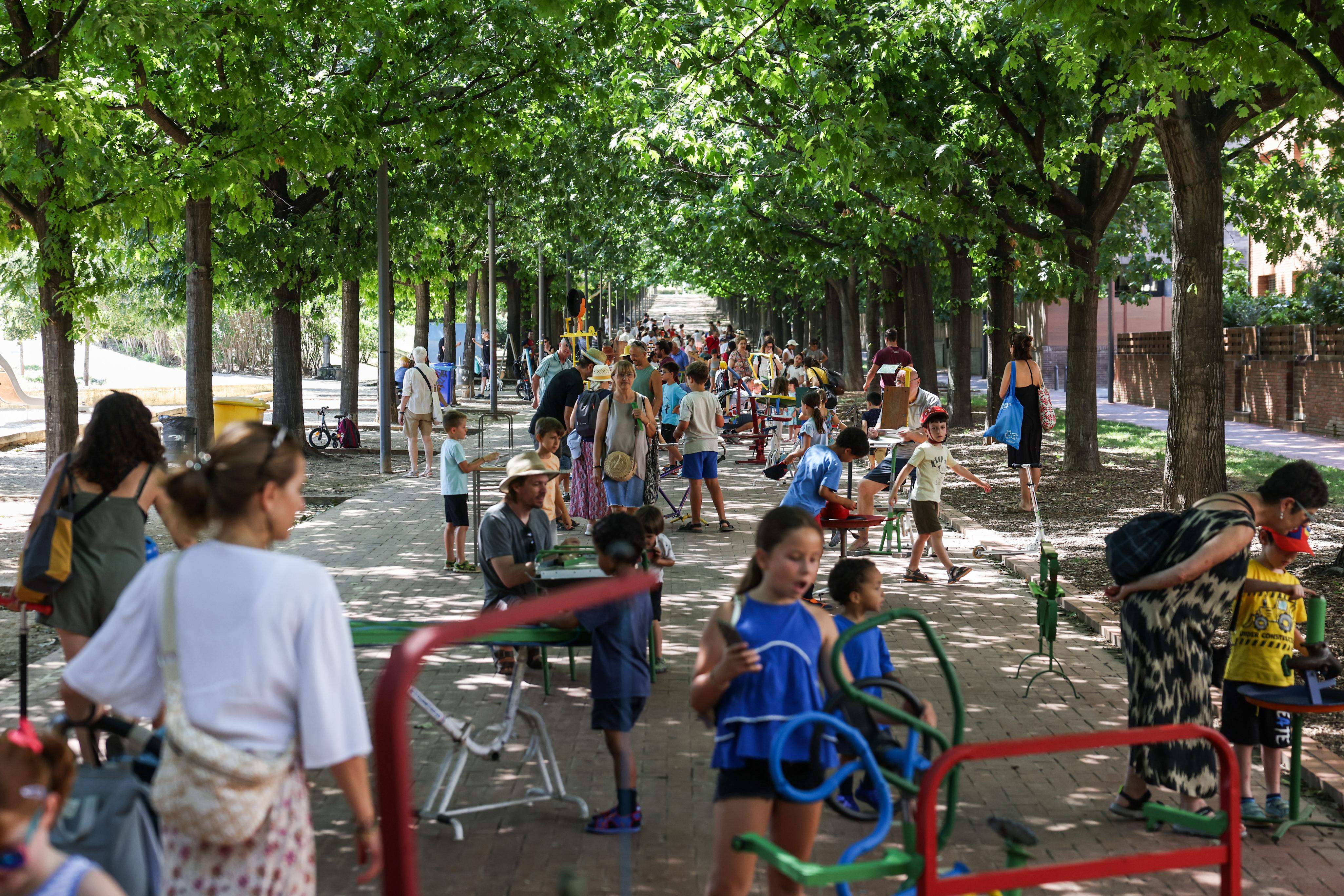 Jocs a l'ombra en família. FOTO: Ajuntament