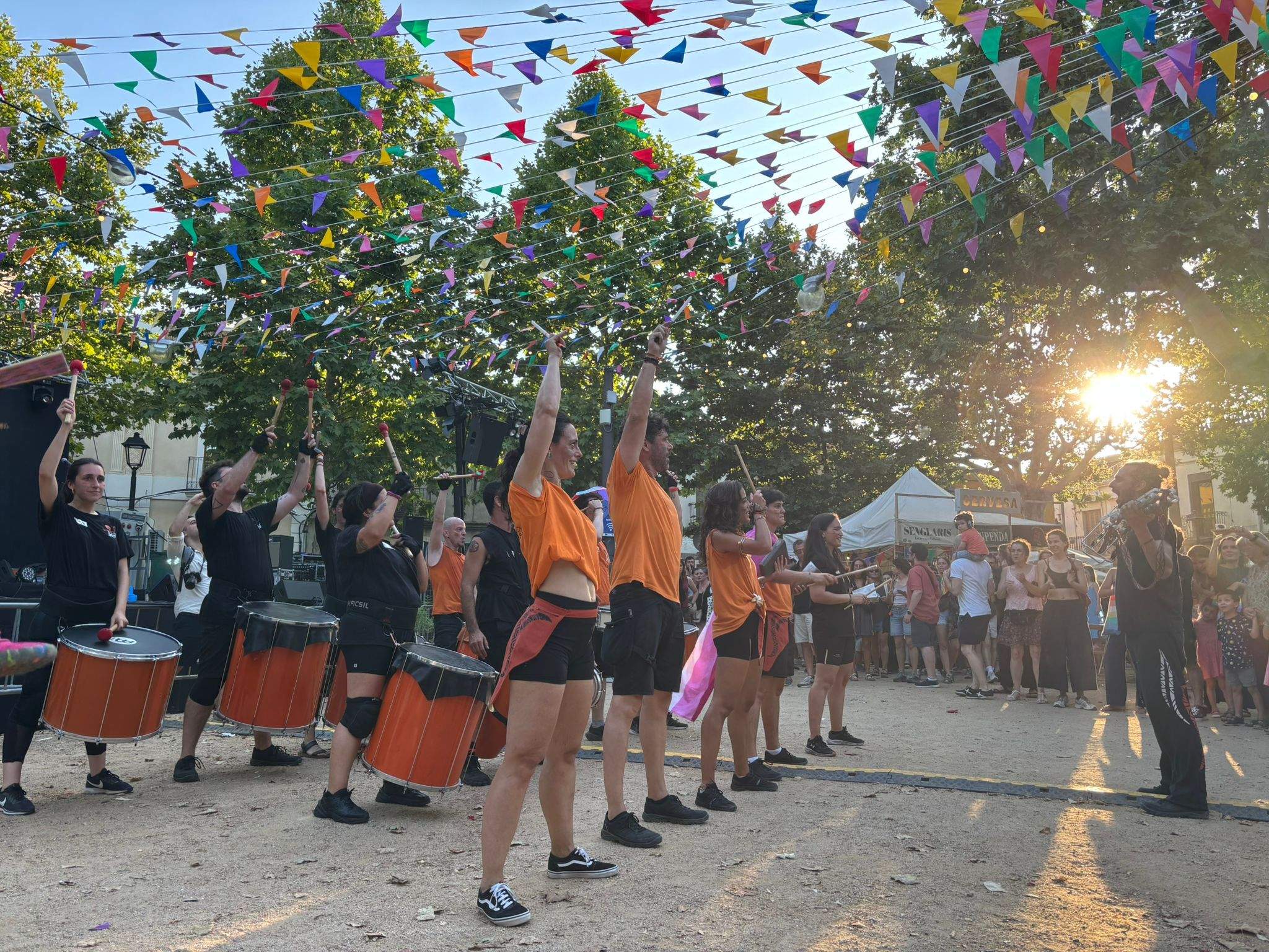 La batucada de Karabassà a la plaça de Barcelona. Foto: JR Armadàs