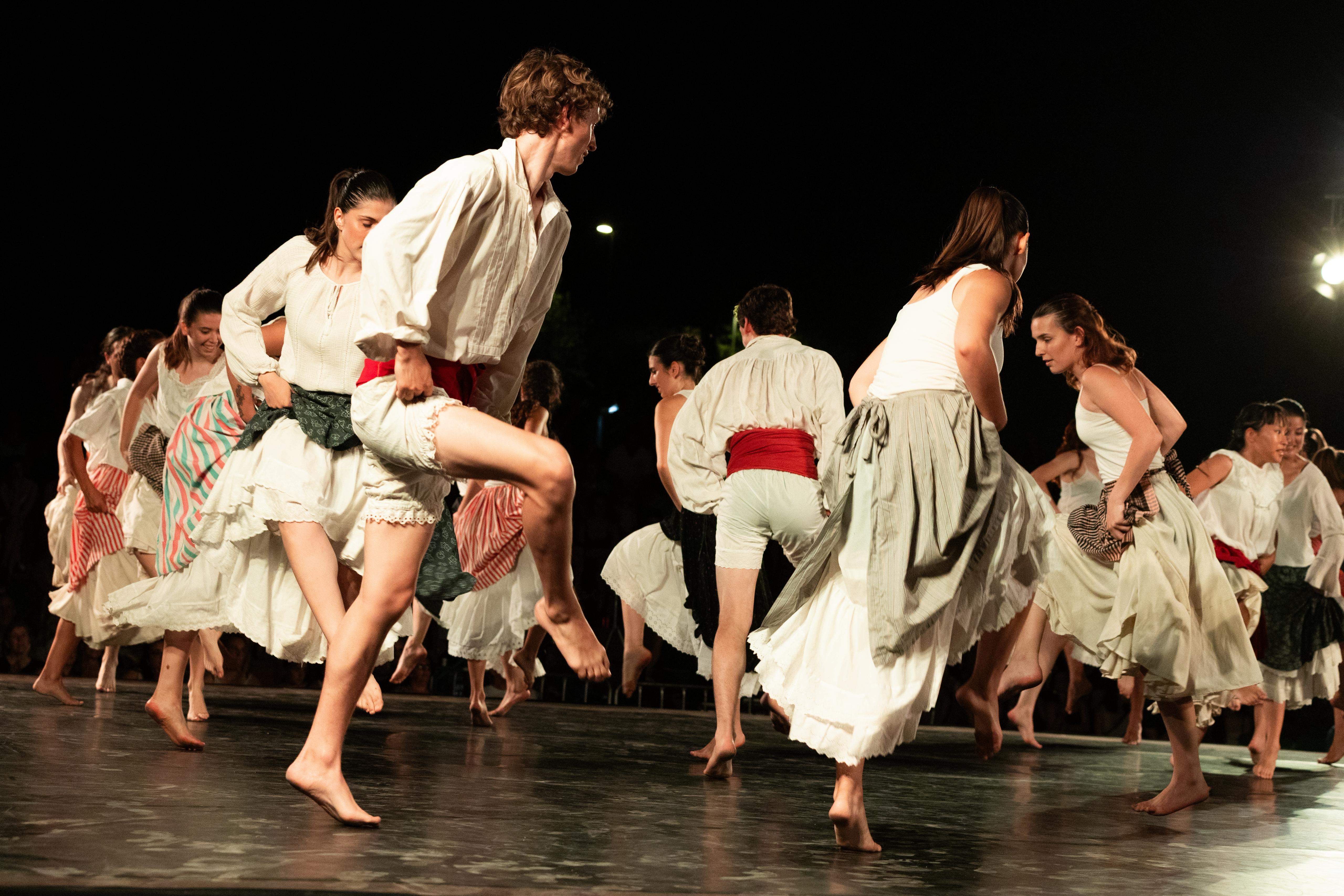 Espectacle de l'Esbart al Parc Ramon Barnils per Festa Major. FOTO: Ajuntament