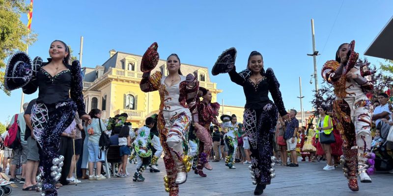 Més de 80 ballarins han desfilat a la rua