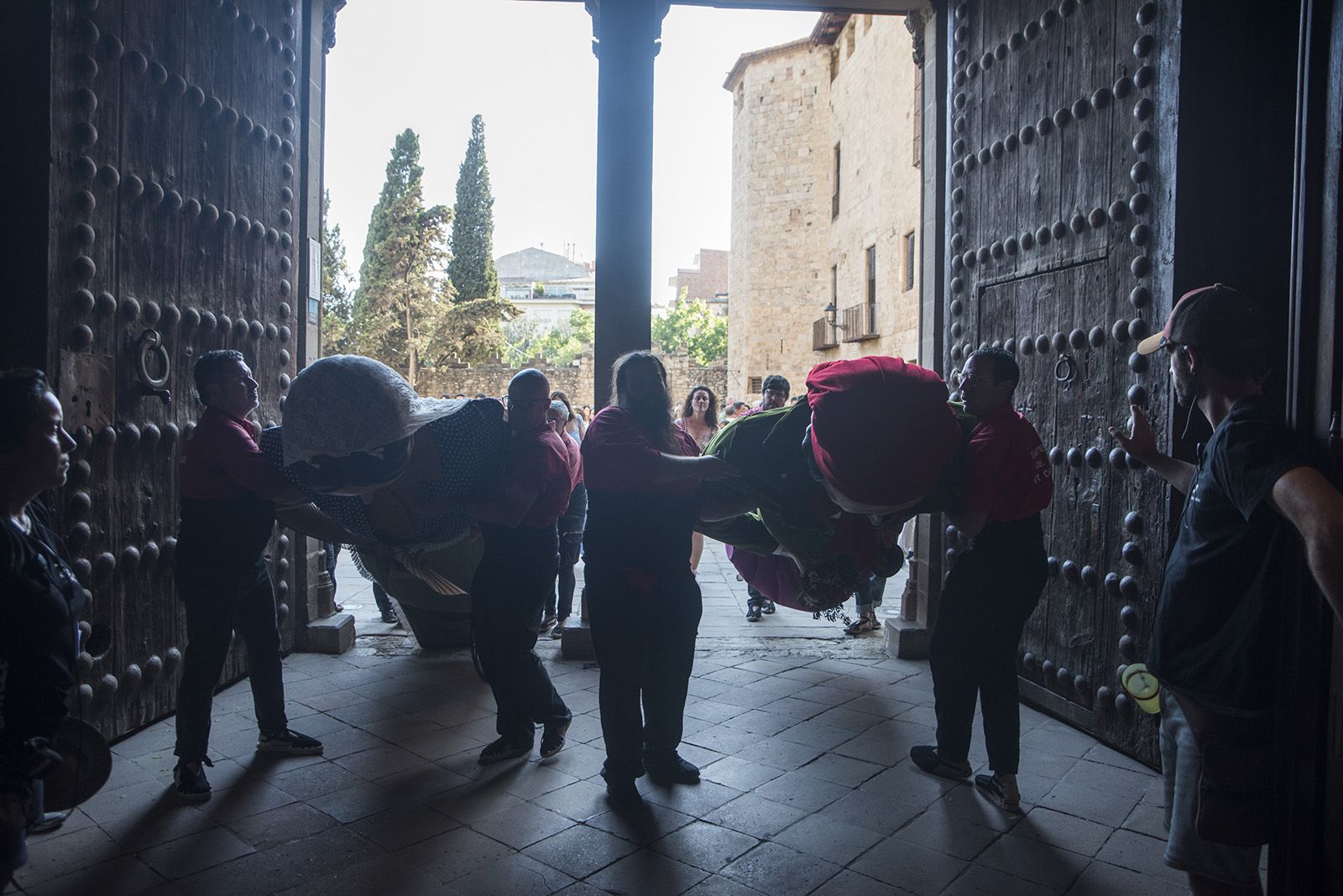 Ball de l'ofrena amb els Castellers i benedicció de rams. FOTO: Bernat Millet
