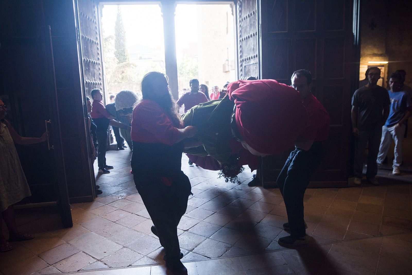 Ball de l'ofrena amb els Castellers i benedicció de rams. FOTO: Bernat Millet