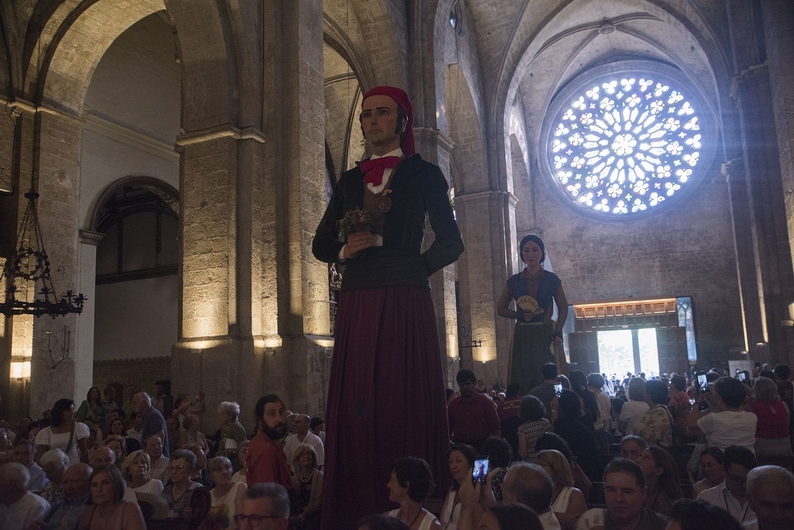 Ball de l'ofrena amb els Castellers i benedicció de rams. FOTO: Bernat Millet