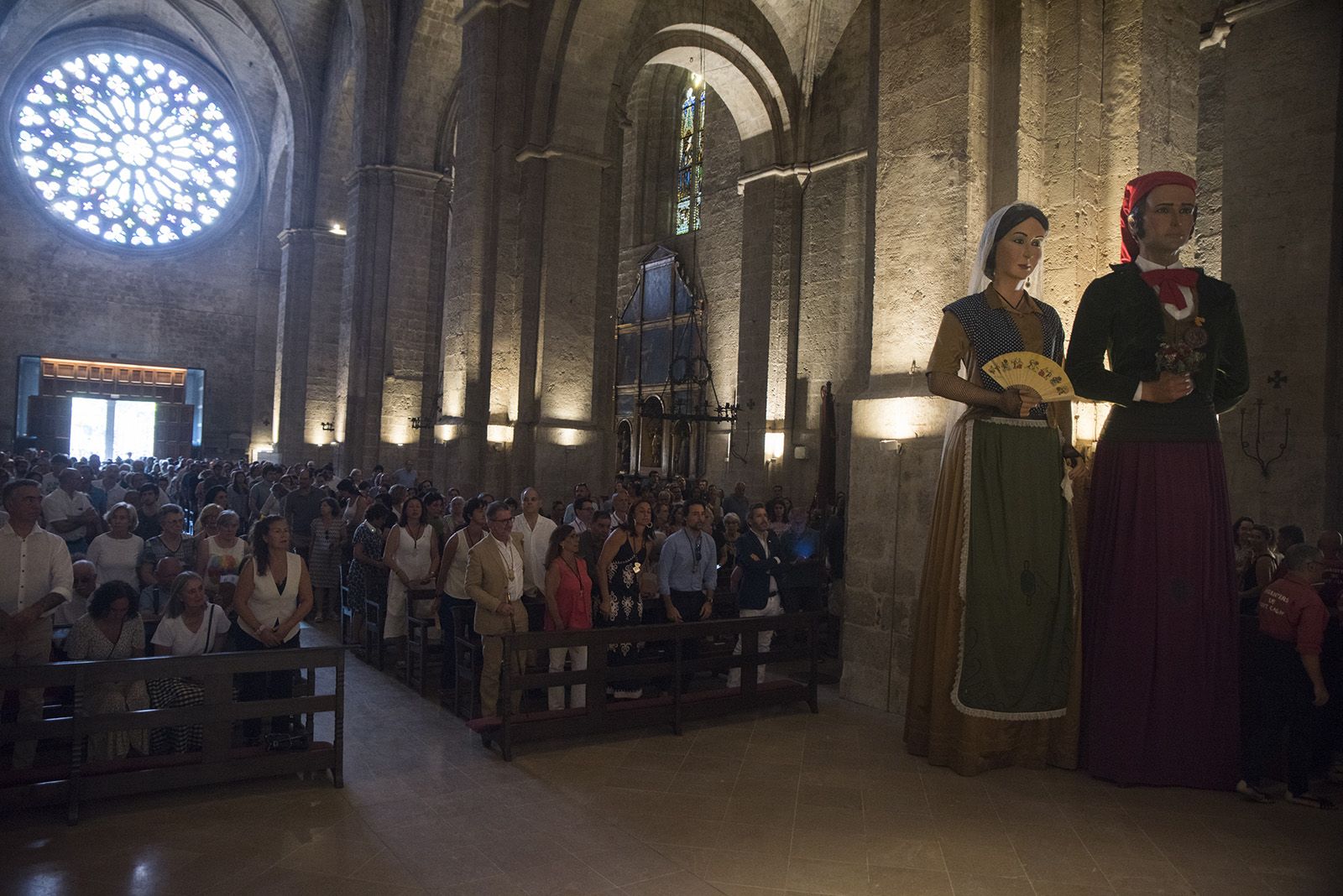 Ball de l'ofrena amb els Castellers i benedicció de rams. FOTO: Bernat Millet