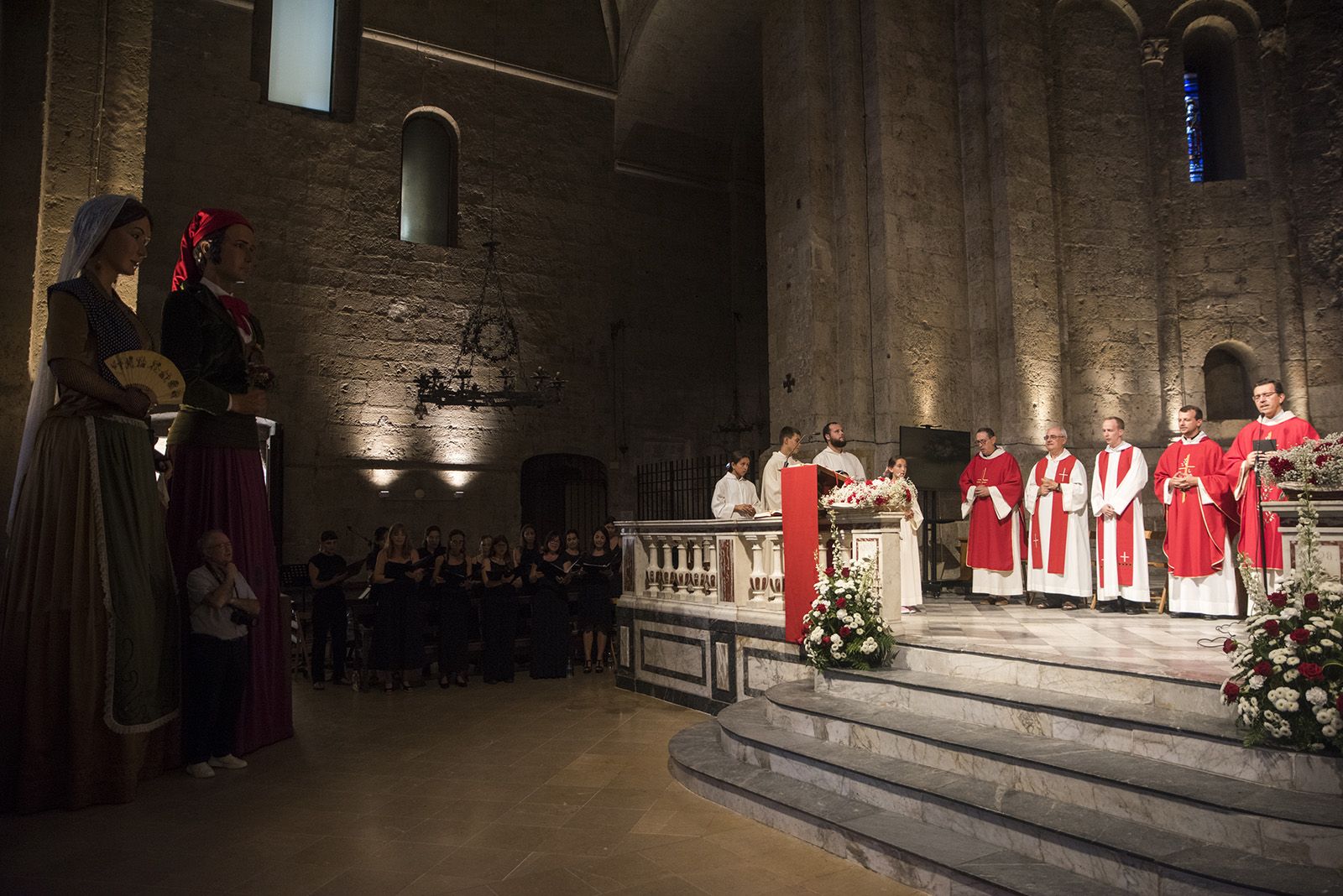 Ball de l'ofrena amb els Castellers i benedicció de rams. FOTO: Bernat Millet