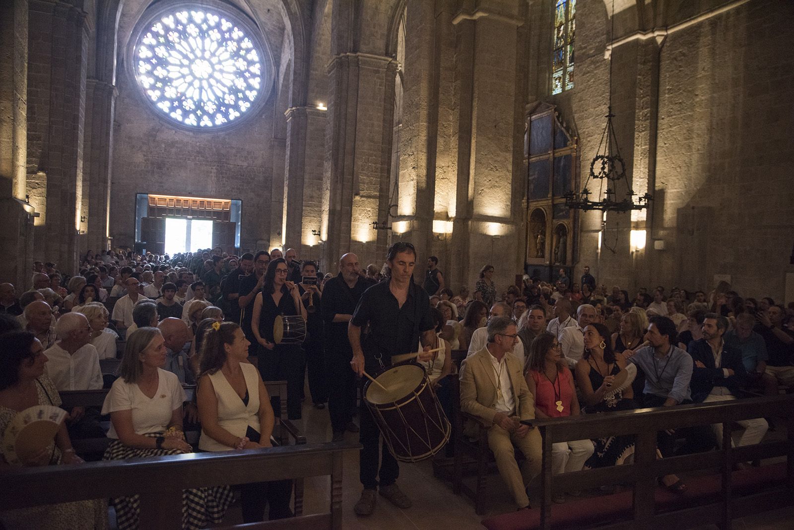 Ball de l'ofrena amb els Castellers i benedicció de rams. FOTO: Bernat Millet