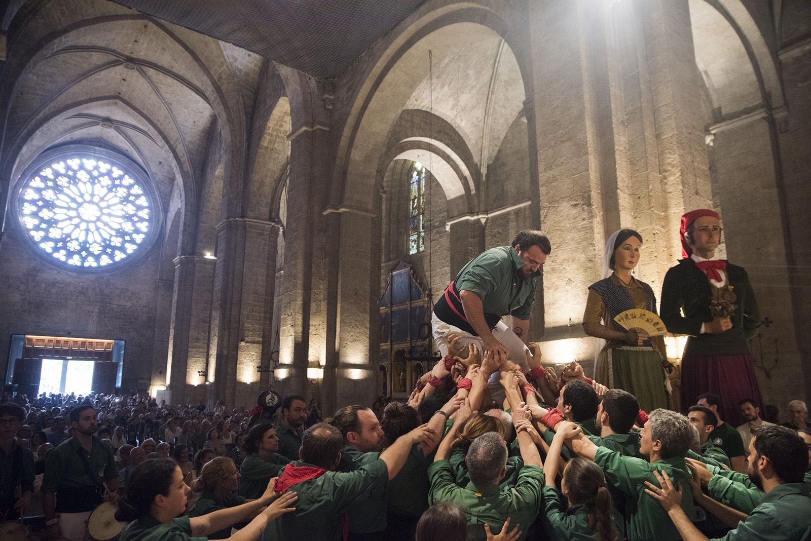 Ball de l'ofrena amb els Castellers i benedicció de rams. FOTO: Bernat Millet
