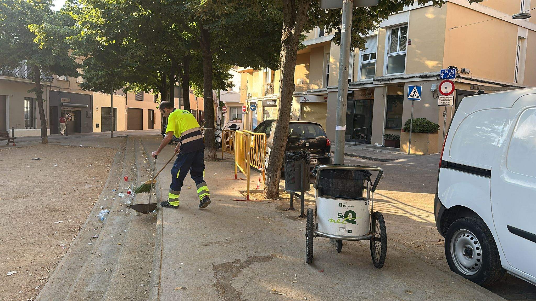 Un operari netejant totes les deixalles FOTO: TOT Sant Cugat