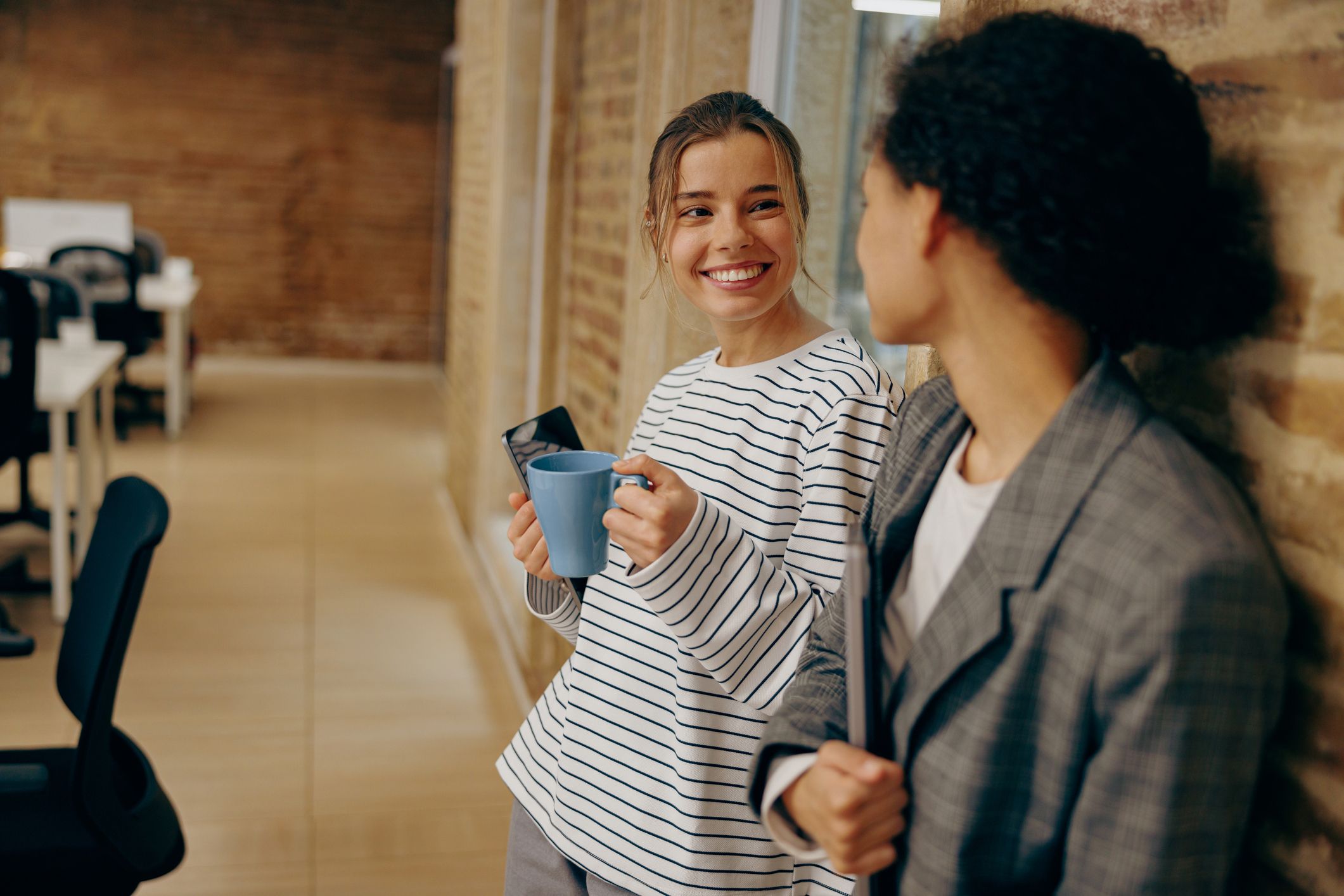 El Voluntariat per la llengua és una activitat gratuïta, dirigida a persones que vulguin millorar el coneixement oral del català o que vulguin fer de voluntaris. FOTO: Cedida